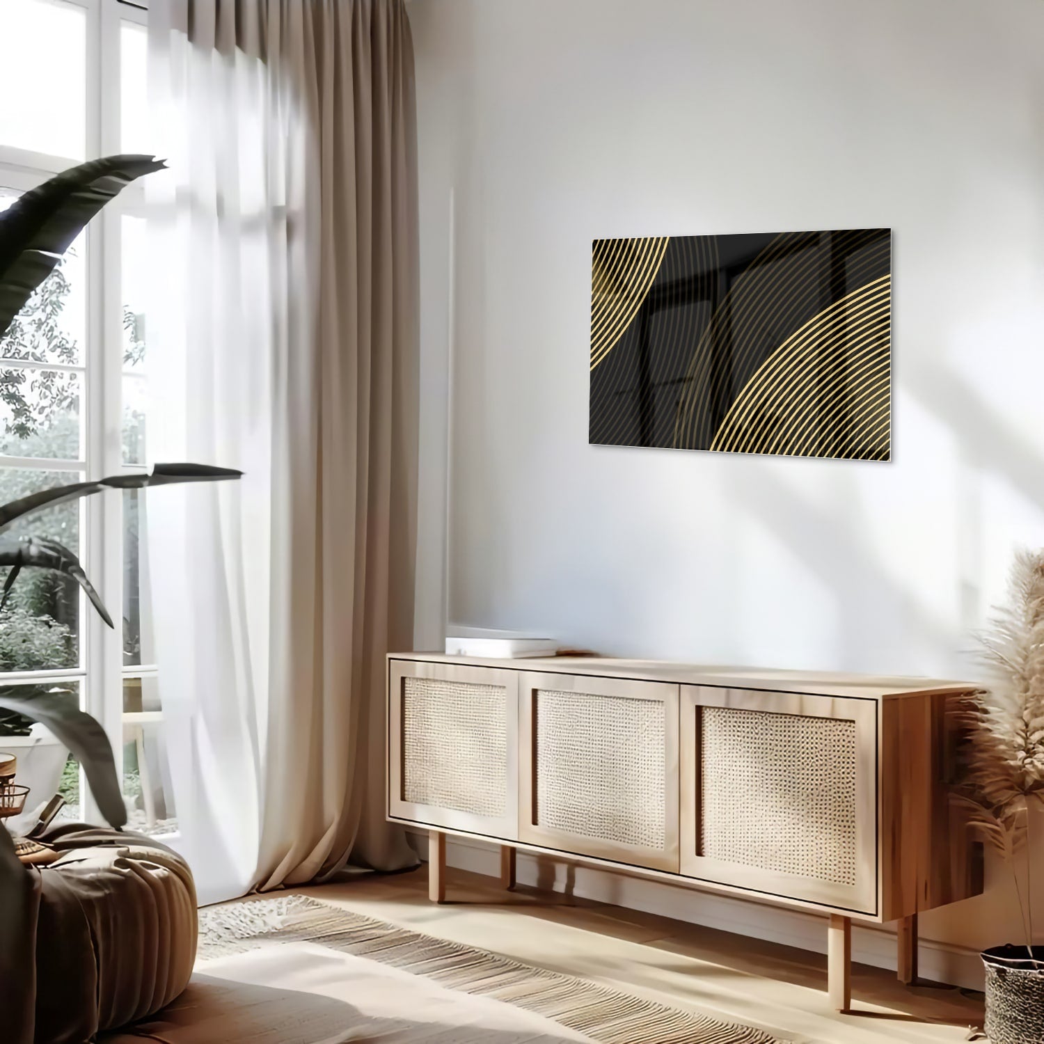 Glazen schilderij met gouden lijnen op zwarte achtergrond in stijlvolle ruimte.