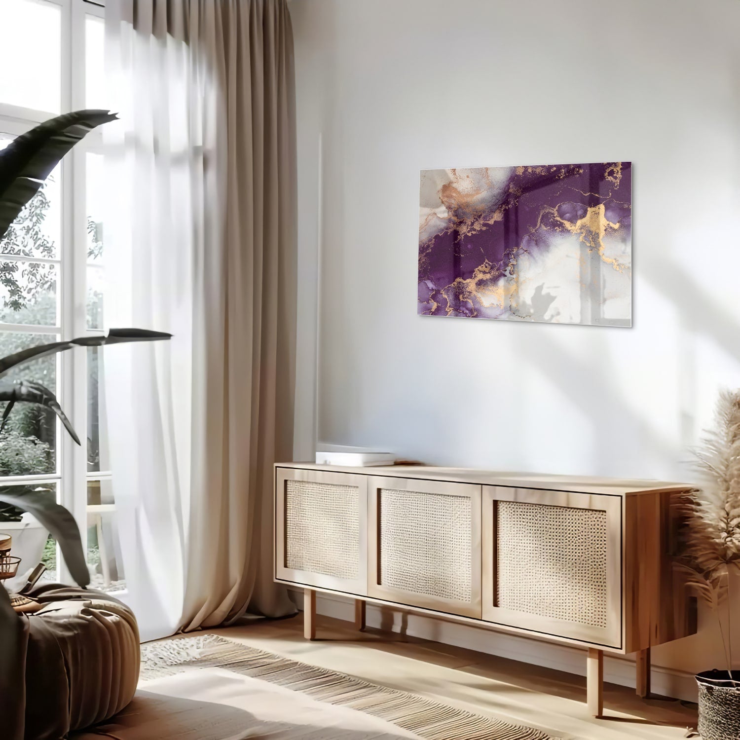 Een elegant paarse glazen schilderij met gouden accenten aan een muur in moderne woonkamer.