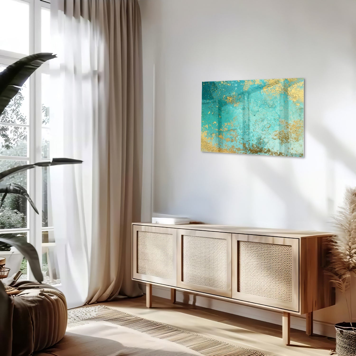Glazen schilderij met turquoise en gouden accenten aan de muur