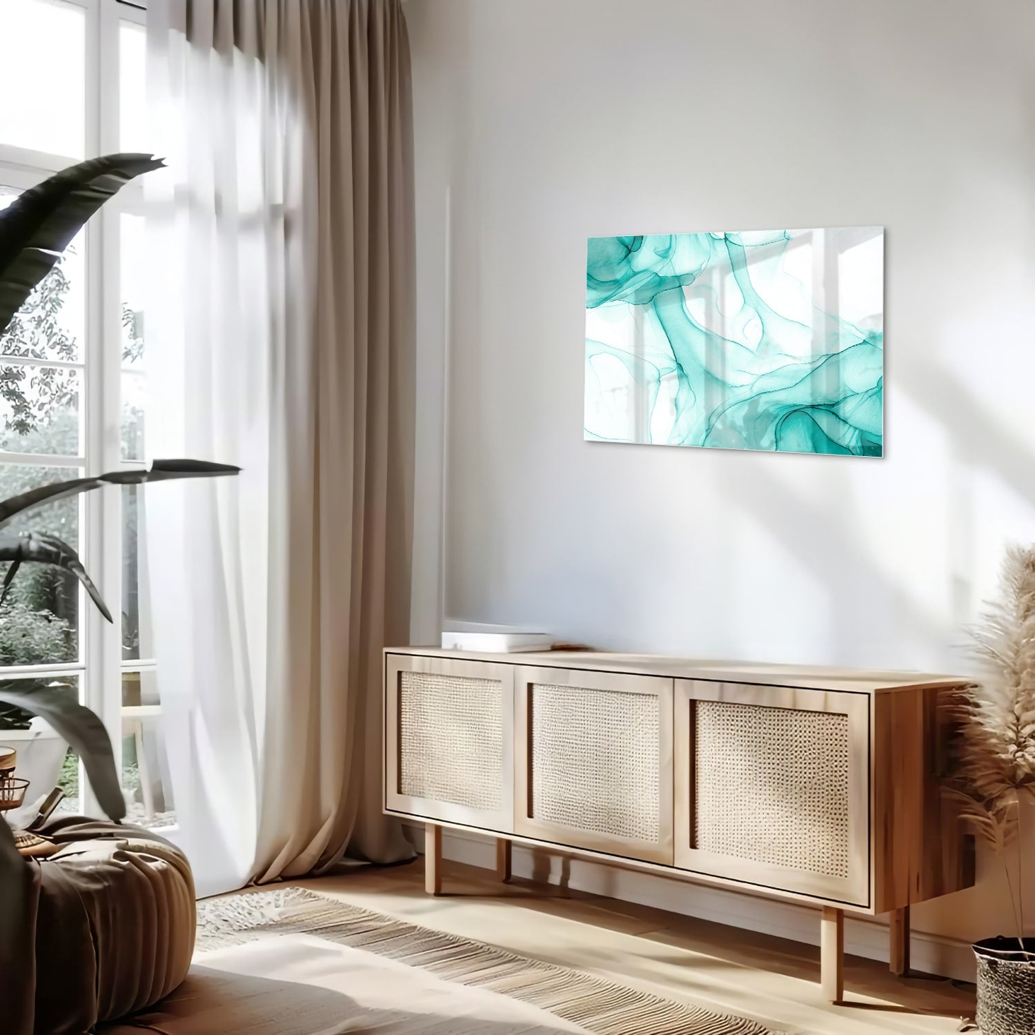 Lichtblauw abstract glazen schilderij aan de muur boven een houten meubel.
