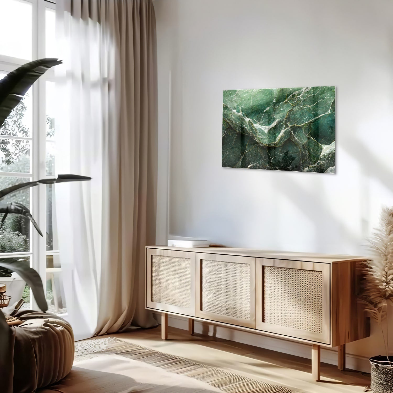 Glas schilderij met marmerpatroon in groene tinten, hangt aan de muur.