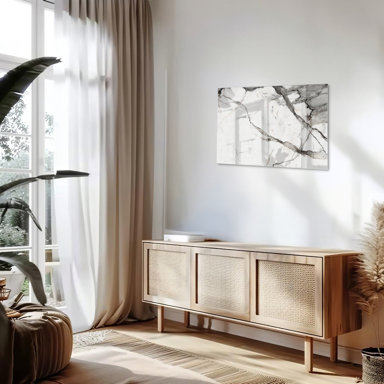 Elegant glazen schilderij in marmerlook aan de muur.