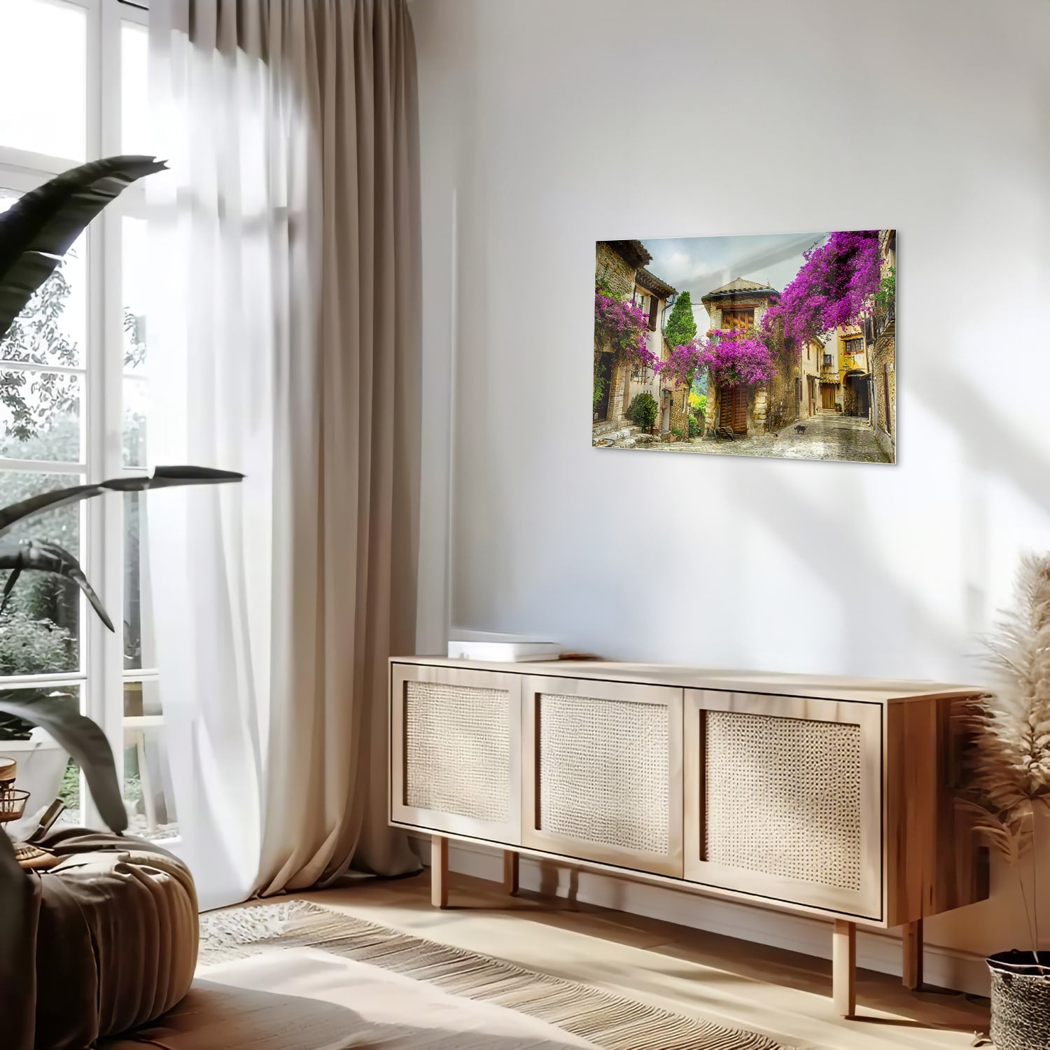 Glazen schilderij met een prachtig straatzicht en paarse bloesems in een helder interieur.