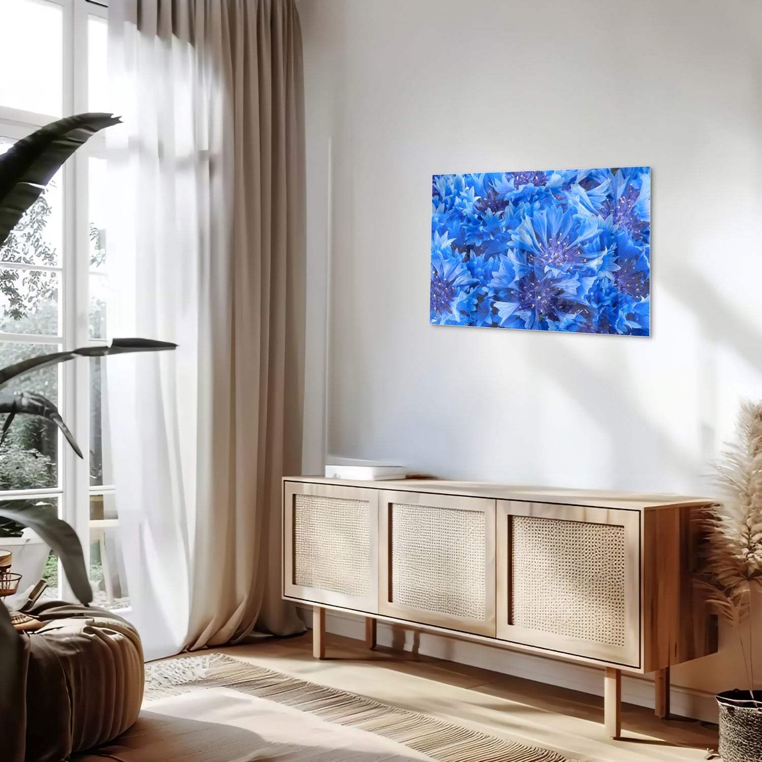 Glazen schilderij met een prachtig blauw bloemenmotief aan de muur