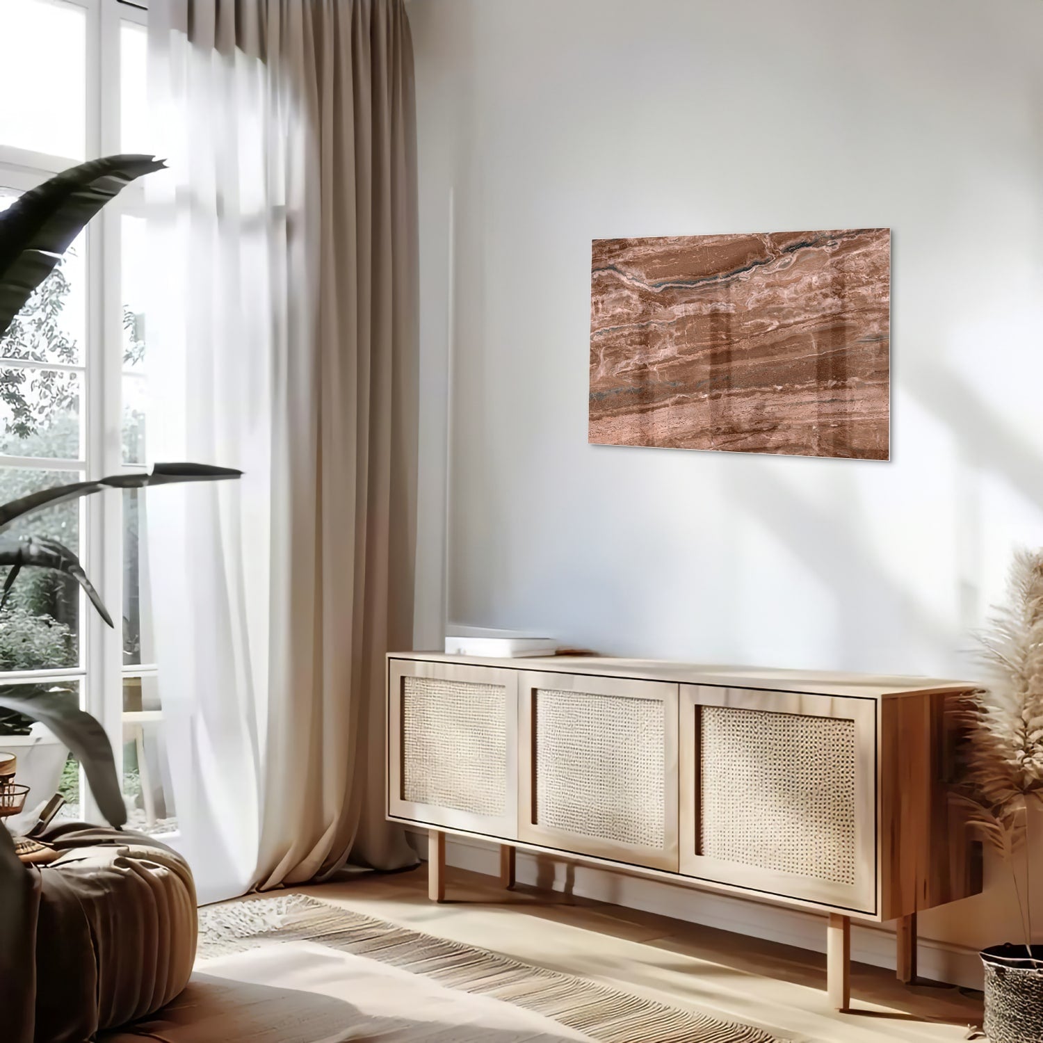 Glazen schilderij in aardetinten hangt aan een lichte muur boven een houten meubelstuk.