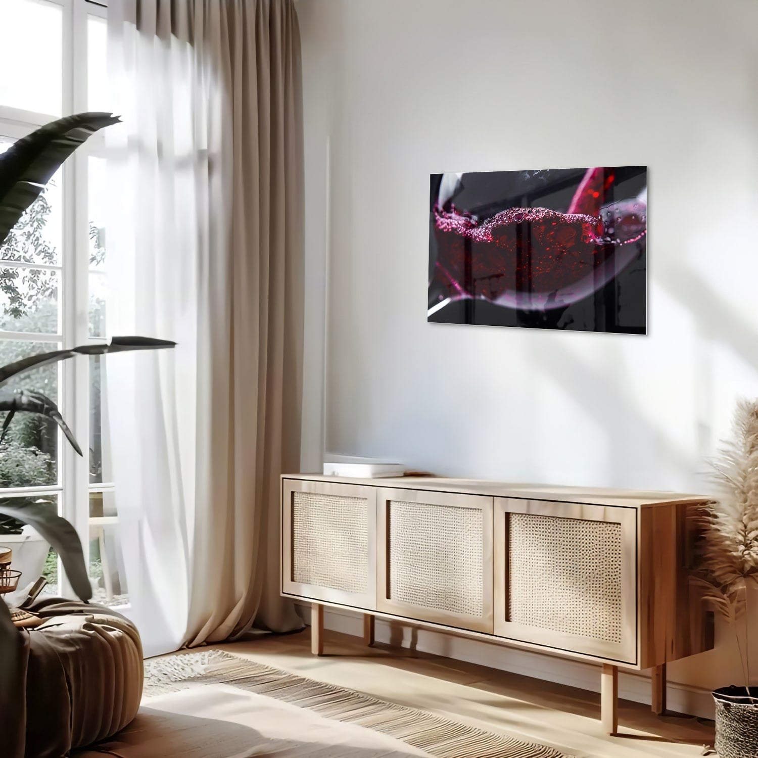 Glazen schilderij met een glas rode wijn en sprankelende druppels.
