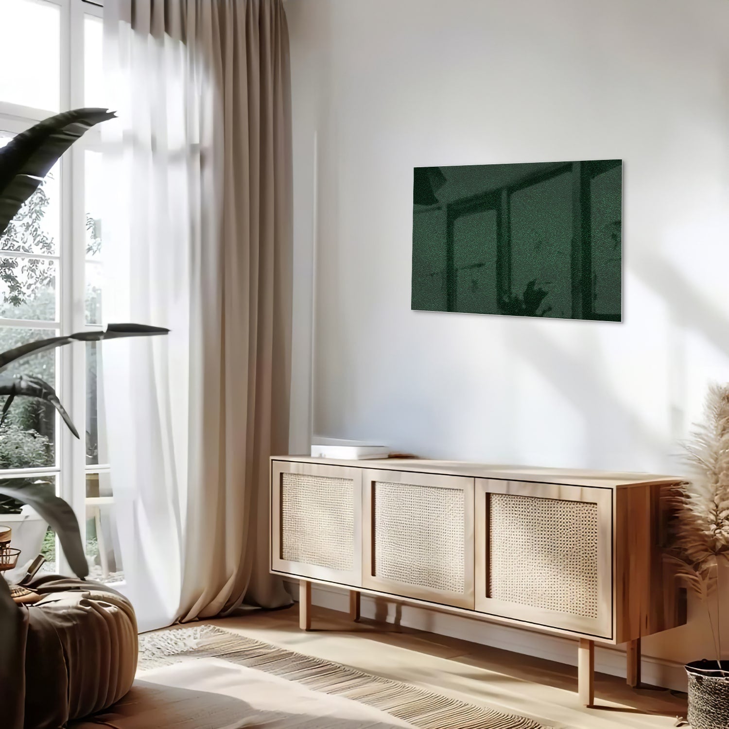 Een groen glazen schilderij aan de muur in een lichte woonkamer