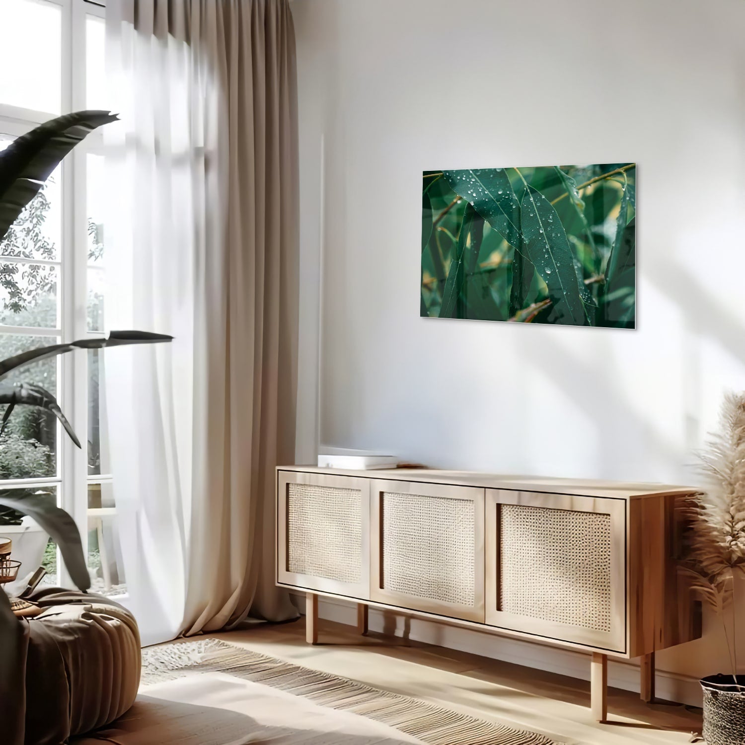 Glas schilderij van groene bladeren met dauwdruppels in een interieur