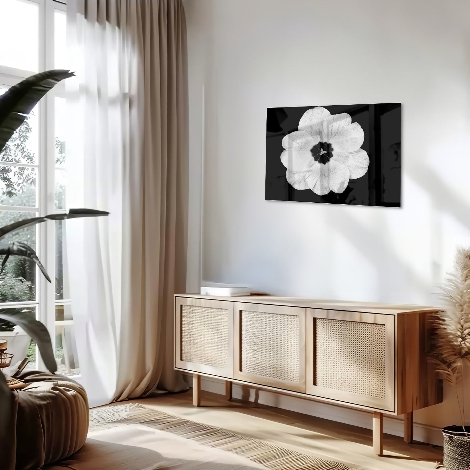 Een glazen schilderij met een witte bloem op een zwarte achtergrond, hangend aan de muur.