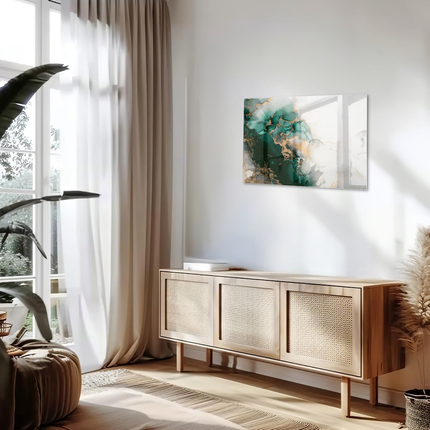 Elegant glazen schilderij met groene en gouden tinten aan de muur