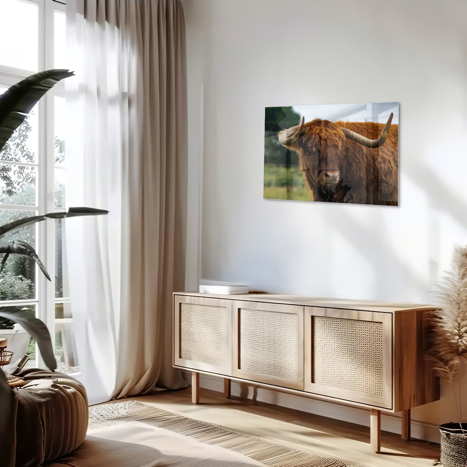 Glas schilderij van een Schotse Hooglander in een moderne woonkamer