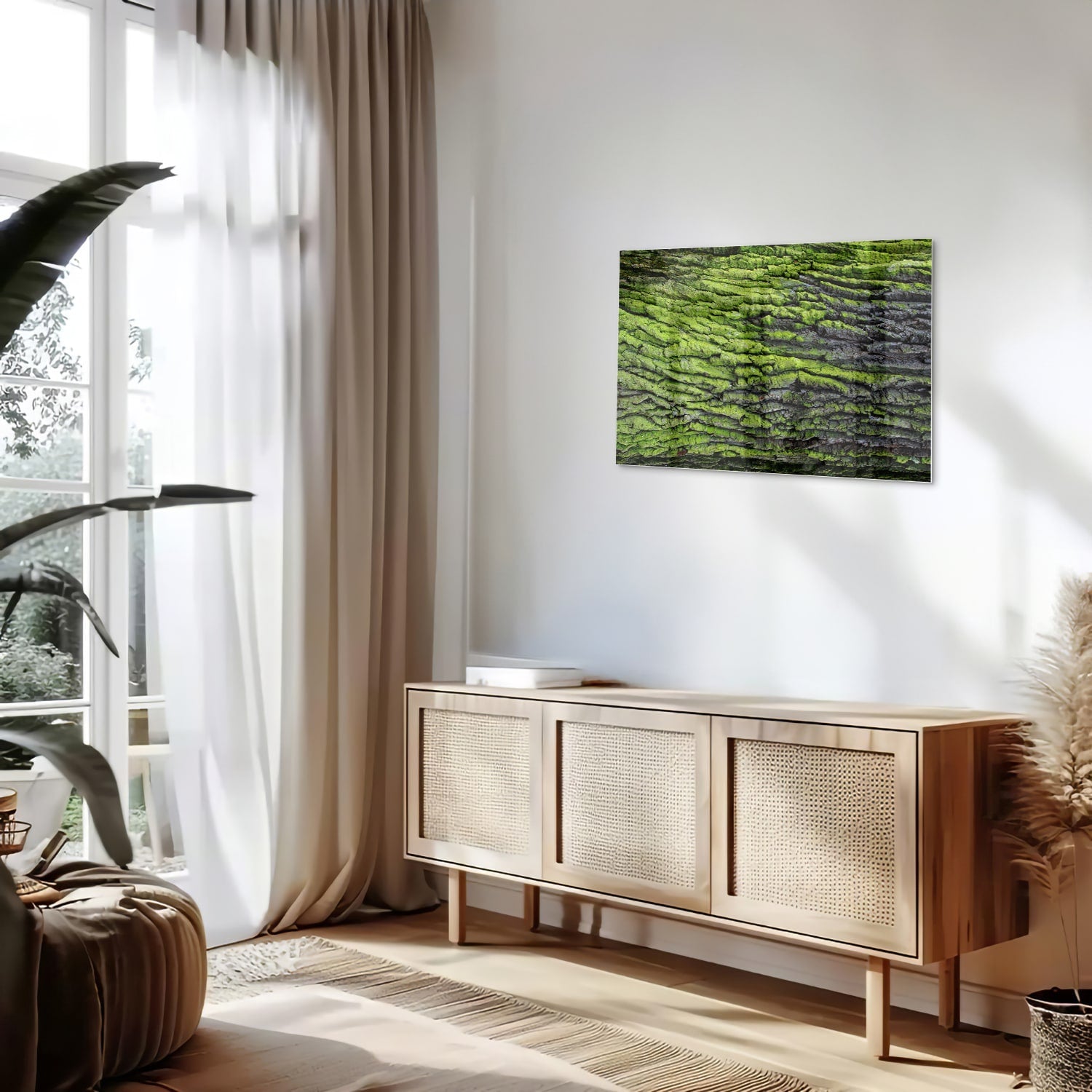 Glazen schilderij met groene mosachtige textuur aan een muur