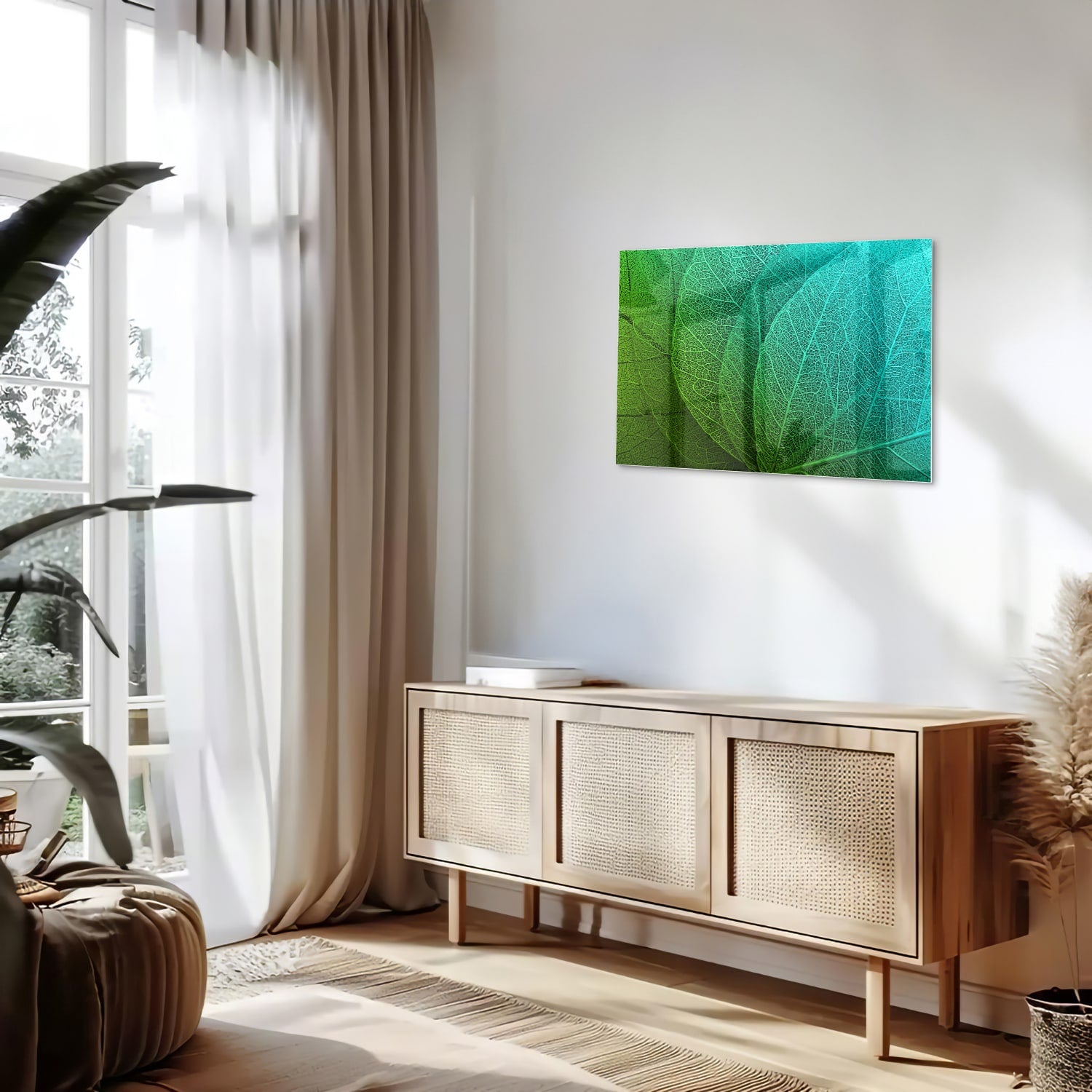 Glas schilderij met de structuur van groene bladeren aan een muur.