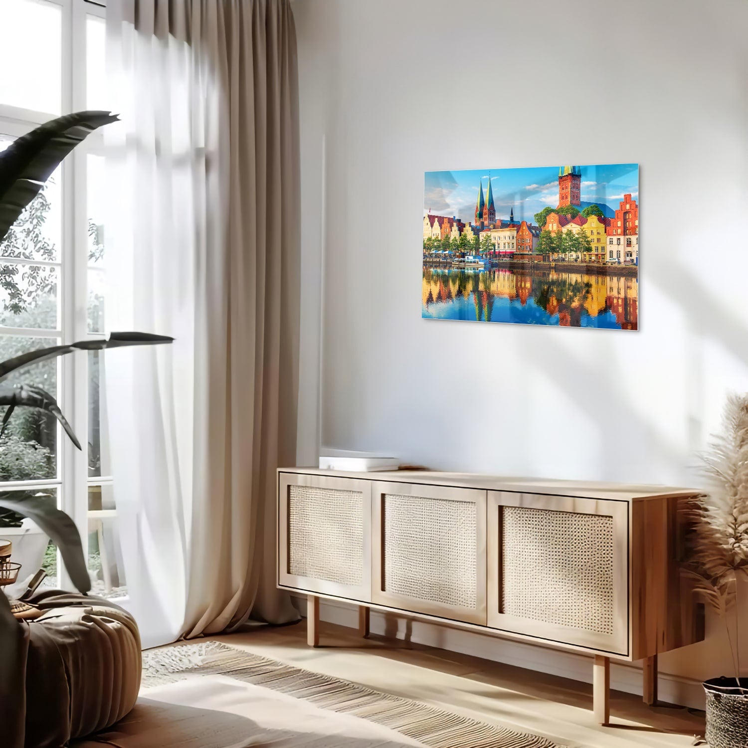 Kleurrijk glazen schilderij van een stadszicht met reflecties in het water