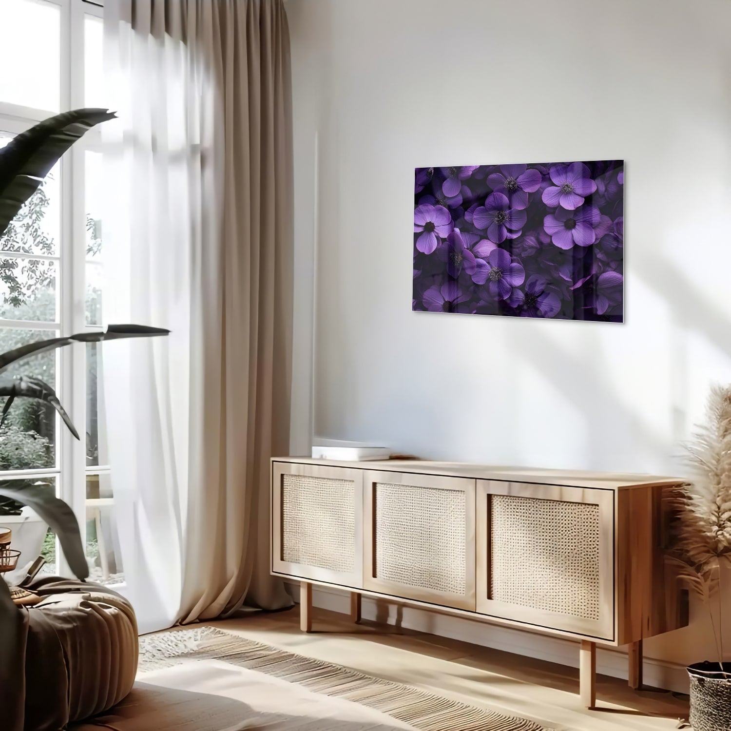 Paarse bloemen op een glazen schilderij aan de muur in een moderne woonkamer.