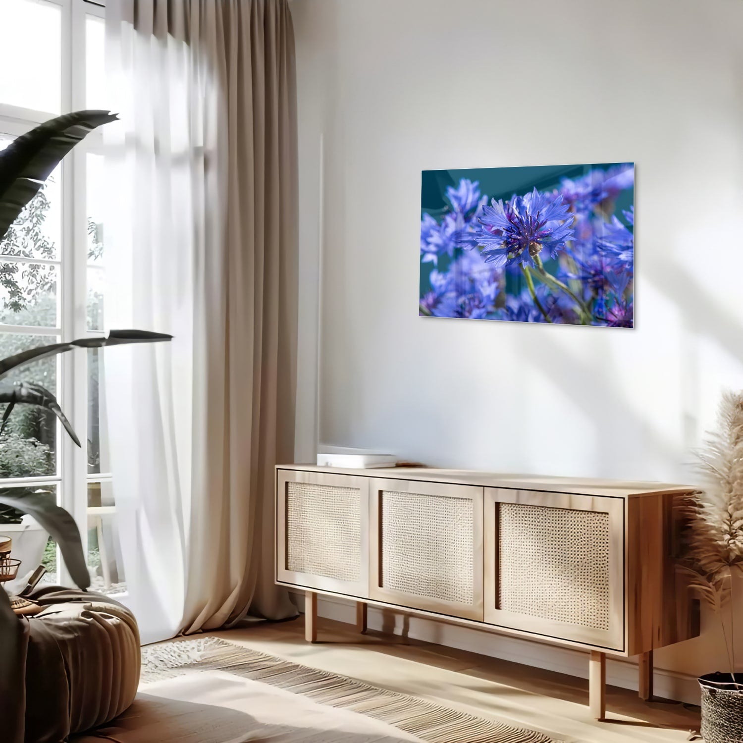 Een glazen schilderij met paarse bloemen op een witte muur, in een sfeervolle woonkamer.