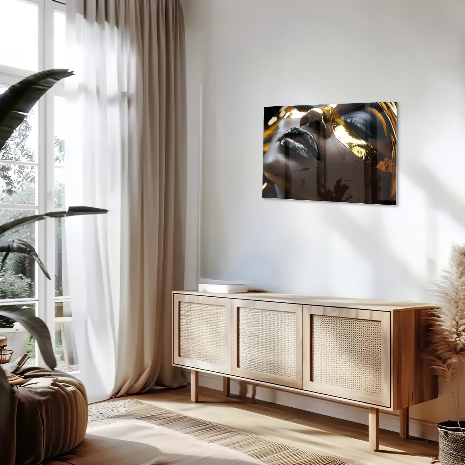 Glazen schilderij van een vrouwelijk gezicht met gouden accenten op een muur.