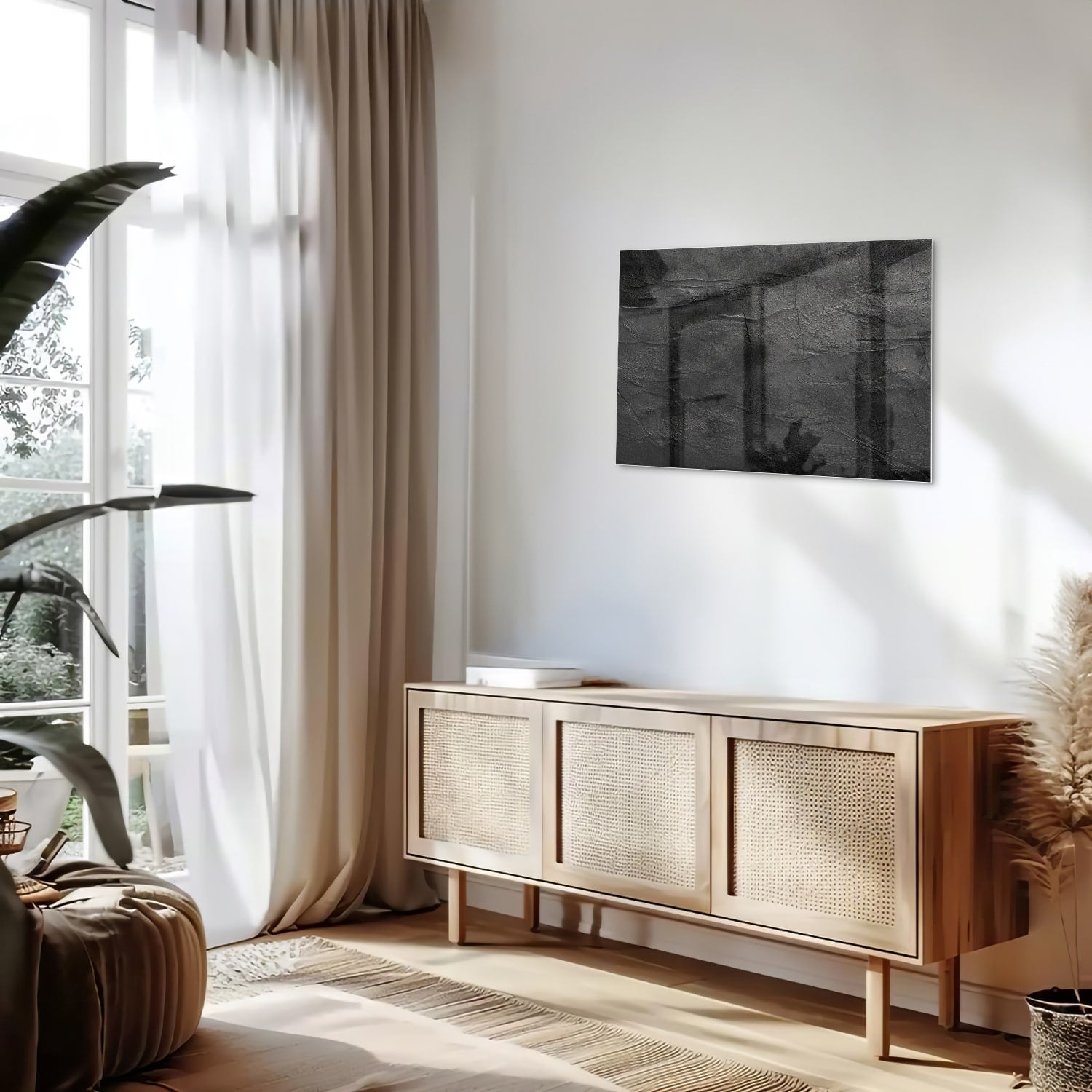 Abstract glazen schilderij in zwart en wit hangt aan de muur in een moderne woonkamer.