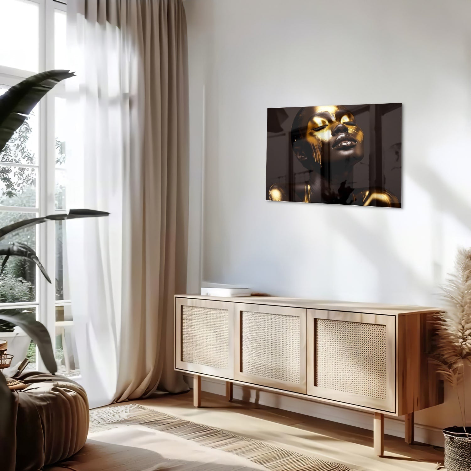 Glazen schilderij met een vrouwelijk gezicht in gouden tinten op een witte muur.