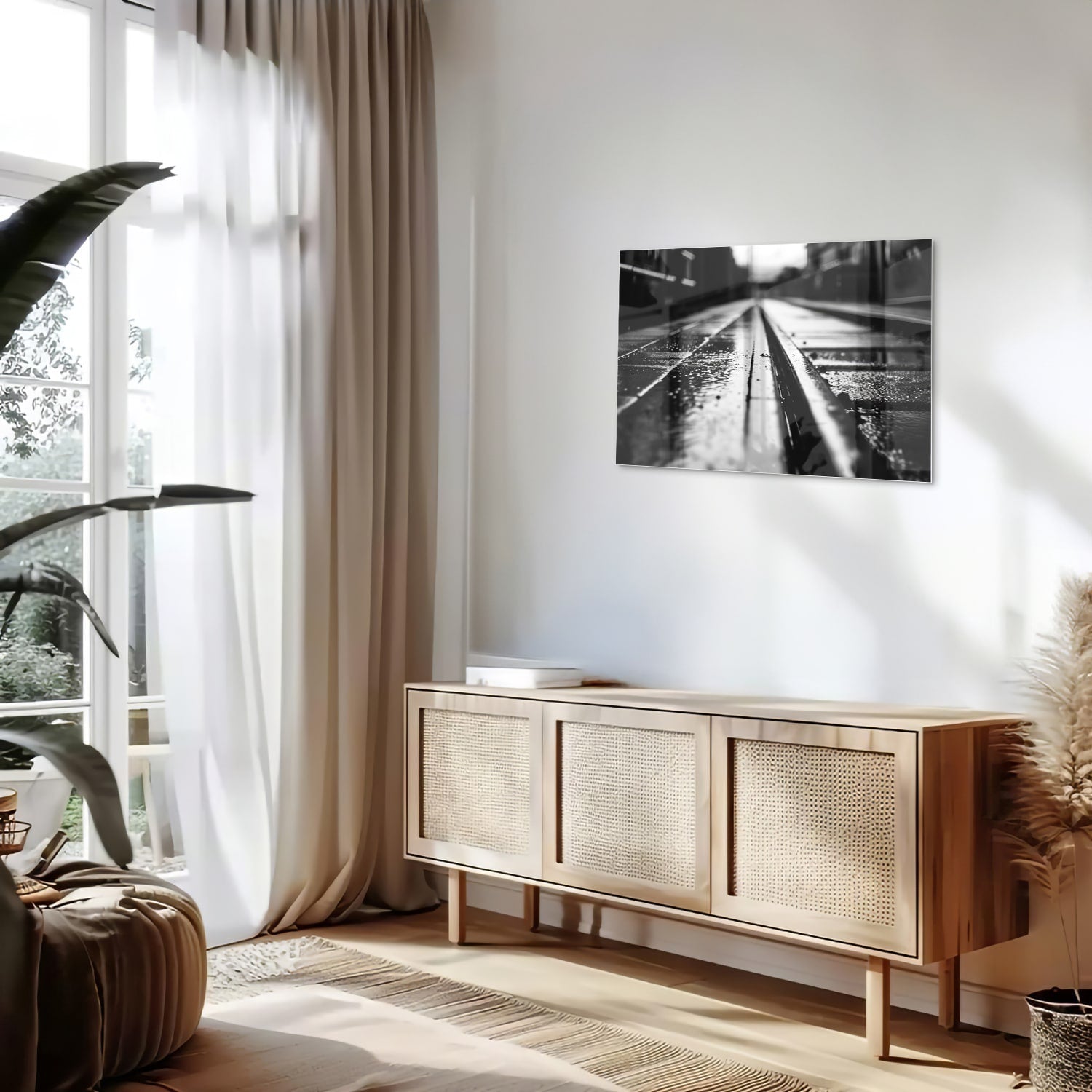 Zwart-wit glazen schilderij van natte straten in een moderne woonruimte.