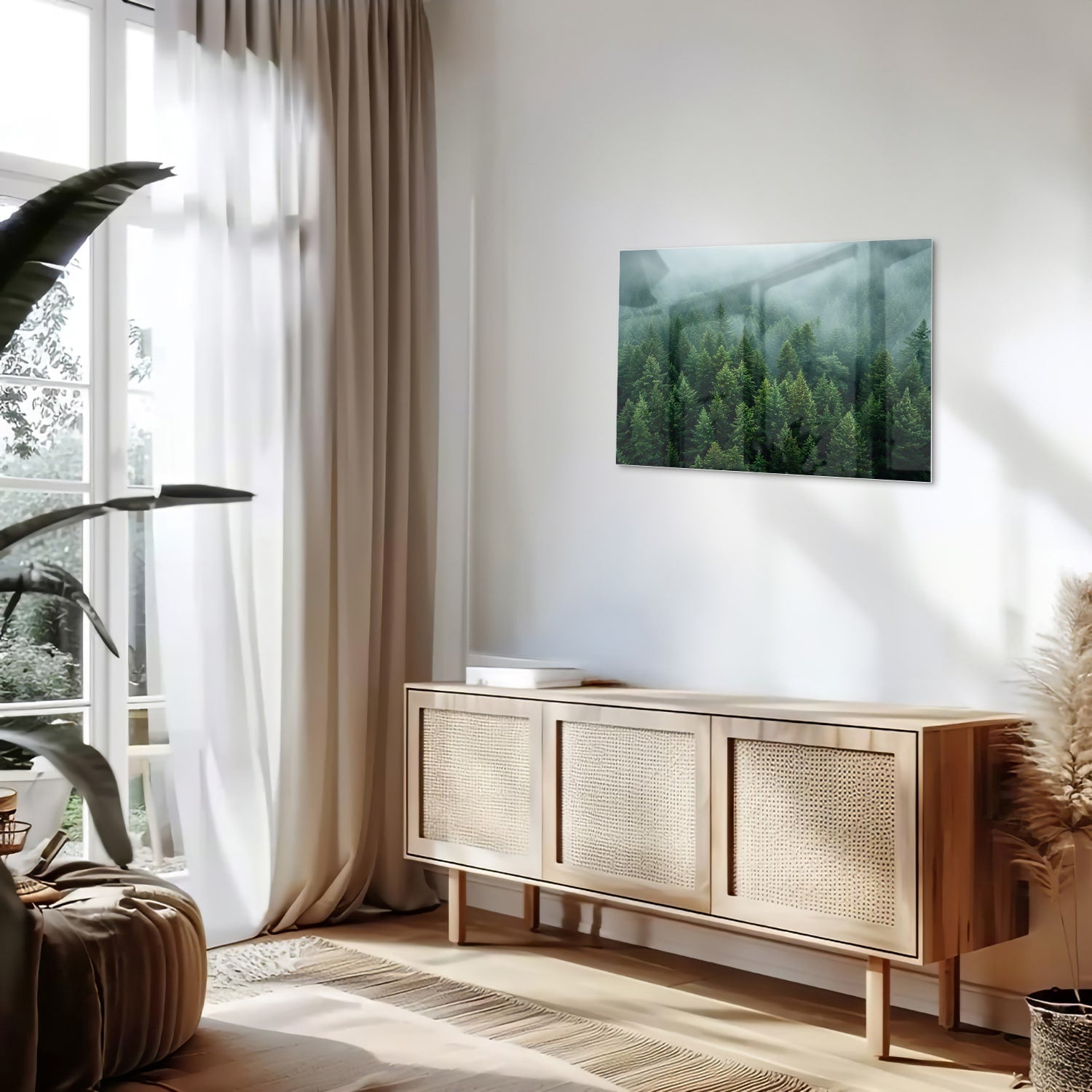 Glazen schilderij van dennenbossen in mist aan de muur