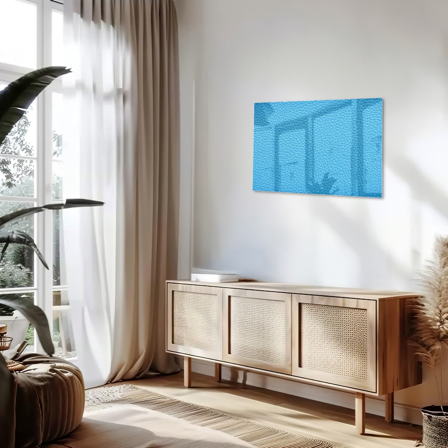 Blauw glazen schilderij met unieke textuur aan de muur in een moderne woonkamer