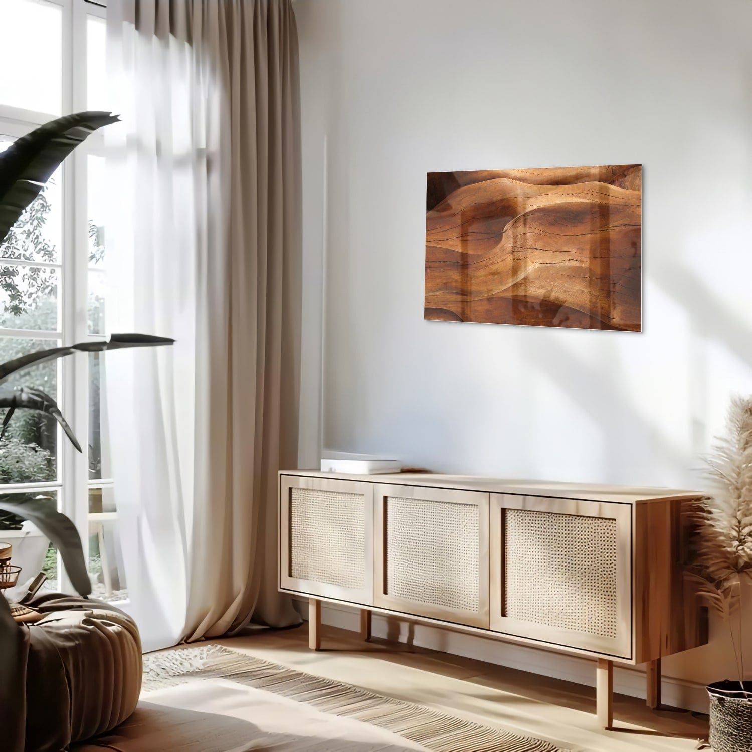 Abstract glazen schilderij met warme houttinten boven een moderne kast in een lichte woonkamer.