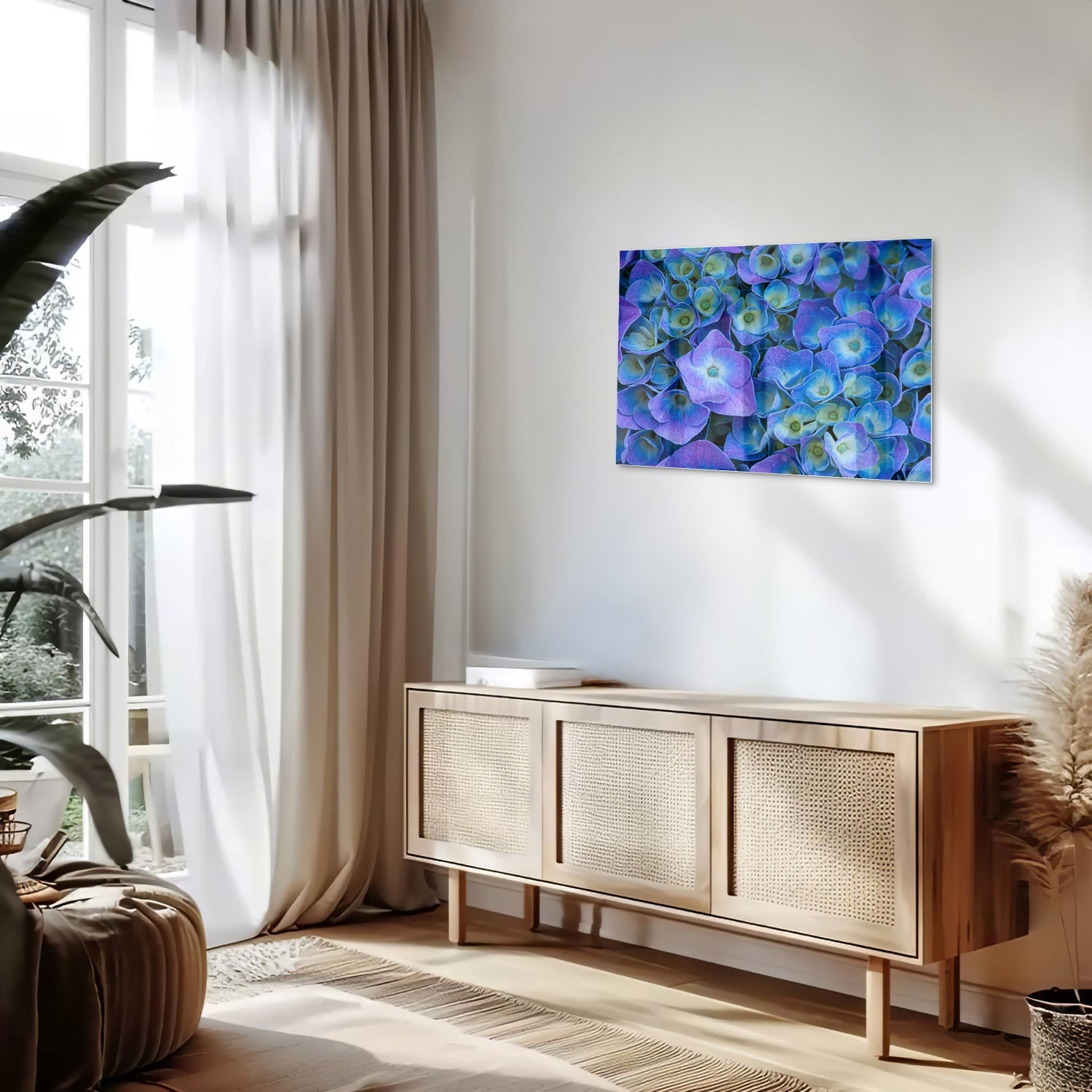 Glas schilderij met mooie blauwe bloemen aan de muur