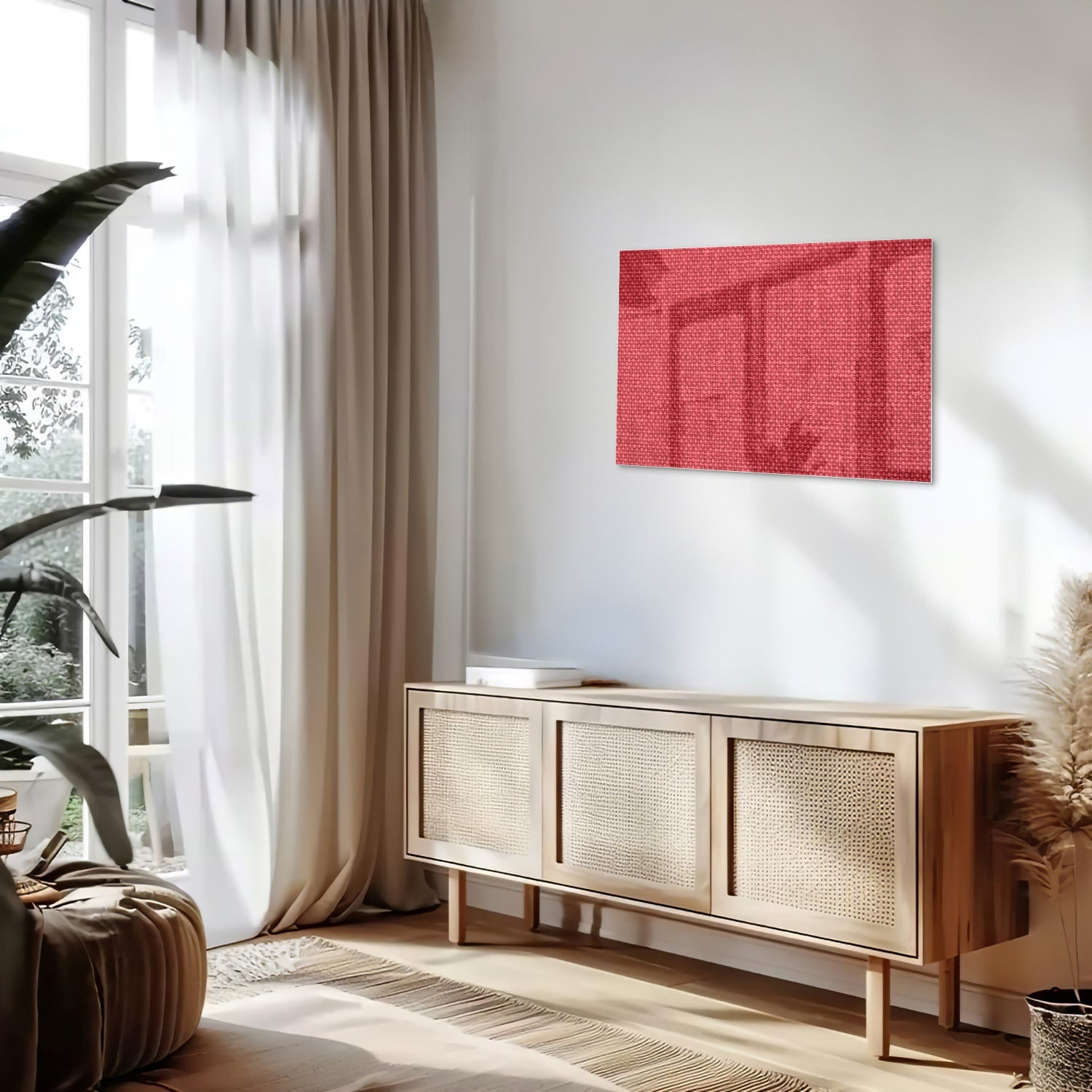 Modern glazen schilderij in helder rood aan de muur boven een licht houten kast.