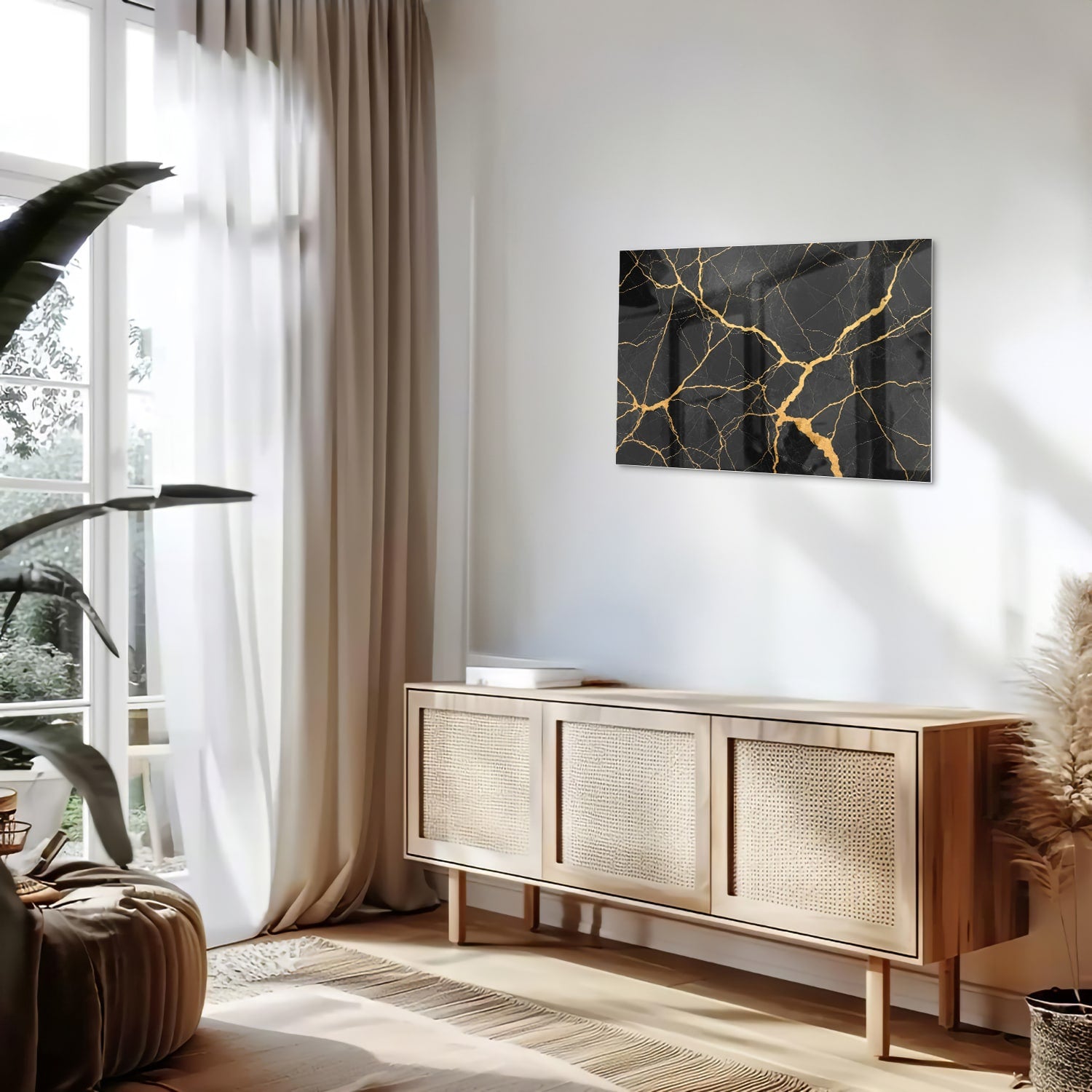 Glazen schilderij in zwart met gouden aderen, hangt aan een muur.