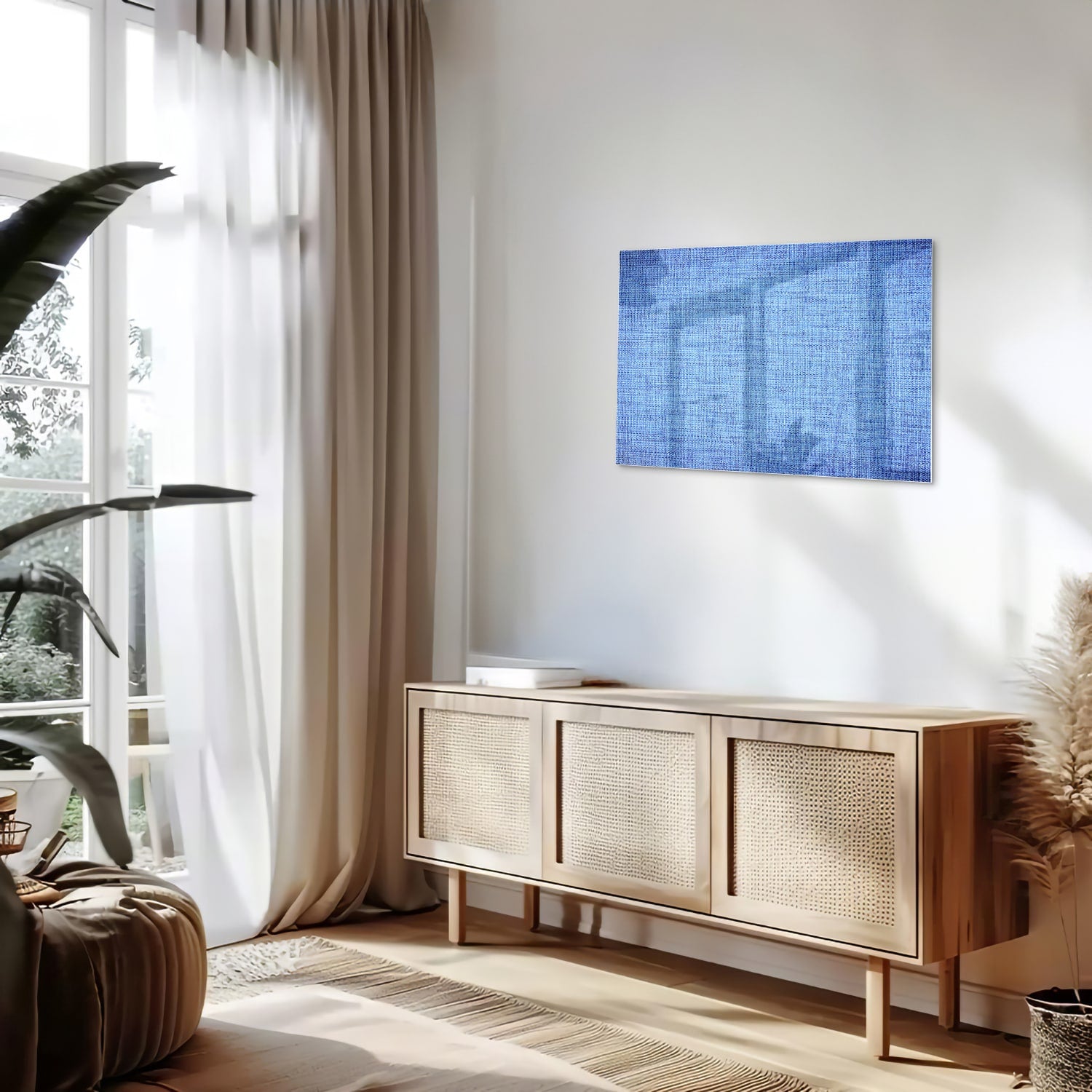 Blauw glazen schilderij aan de muur in een moderne woonkamer