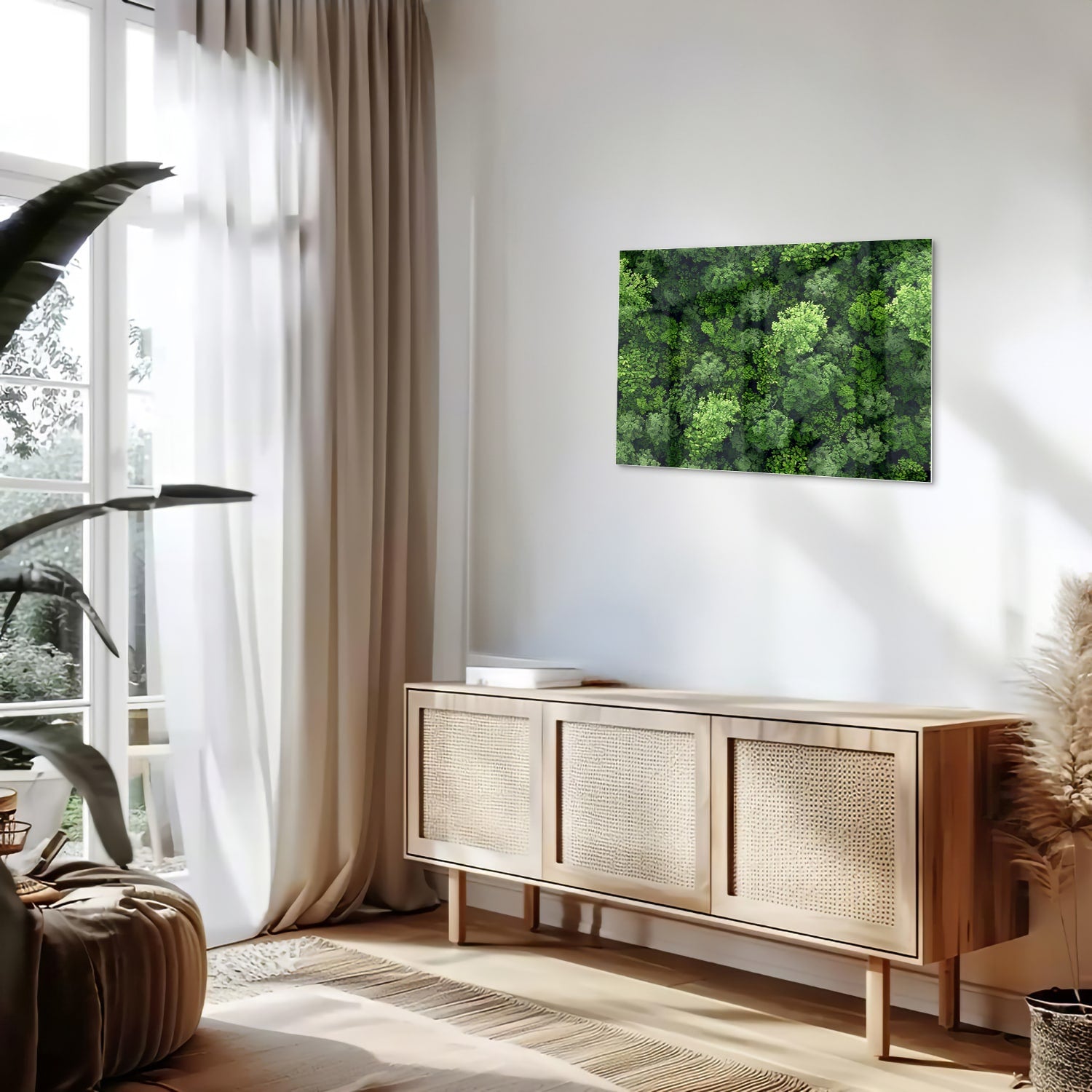 Luchtfoto van een weelderig groen bos op een muur in een moderne kamer.