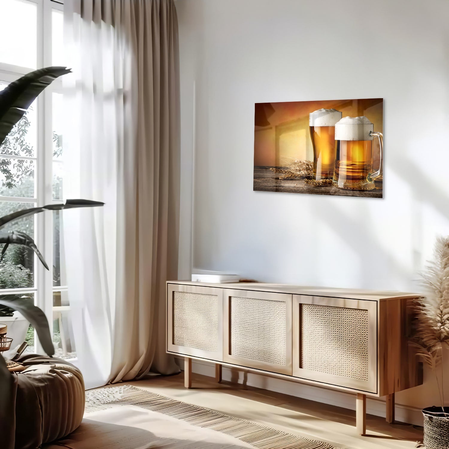 Glazen schilderij met twee volle bierglazen op een houten tafel