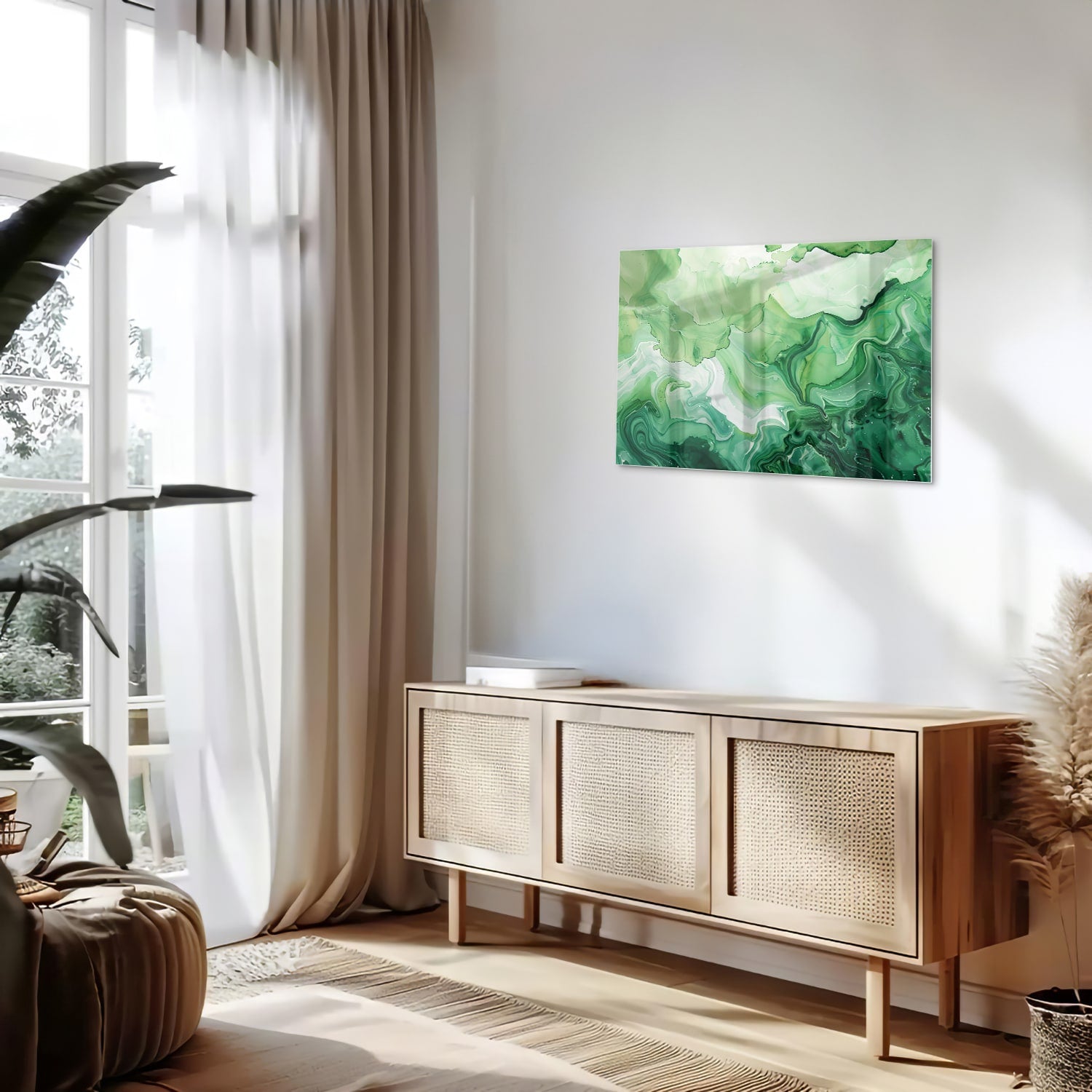 Een groen marmeren glazen schilderij dat hangt boven een kast in een moderne woonkamer.