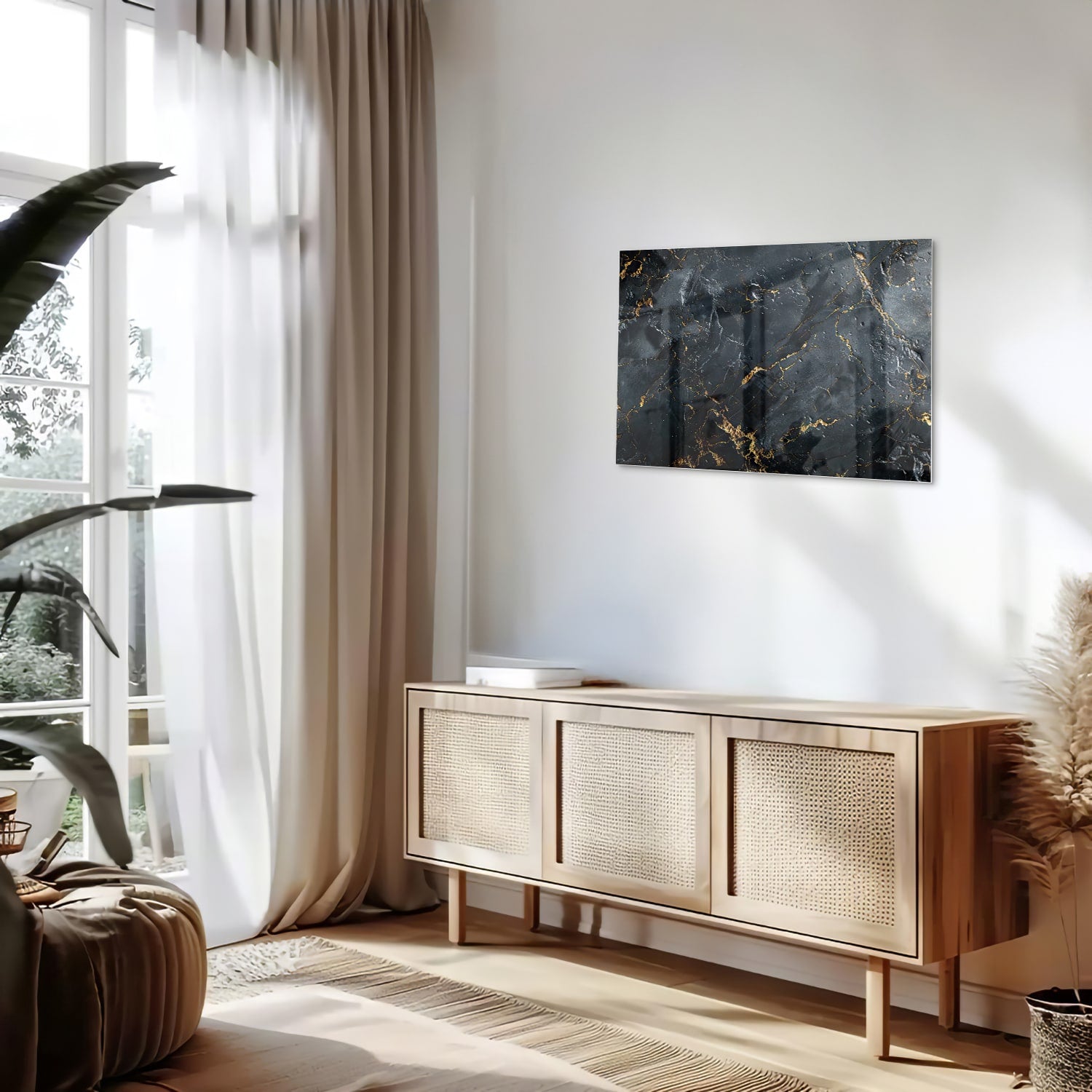Glazen schilderij met zwarte marmerlook en gouden details aan de muur.