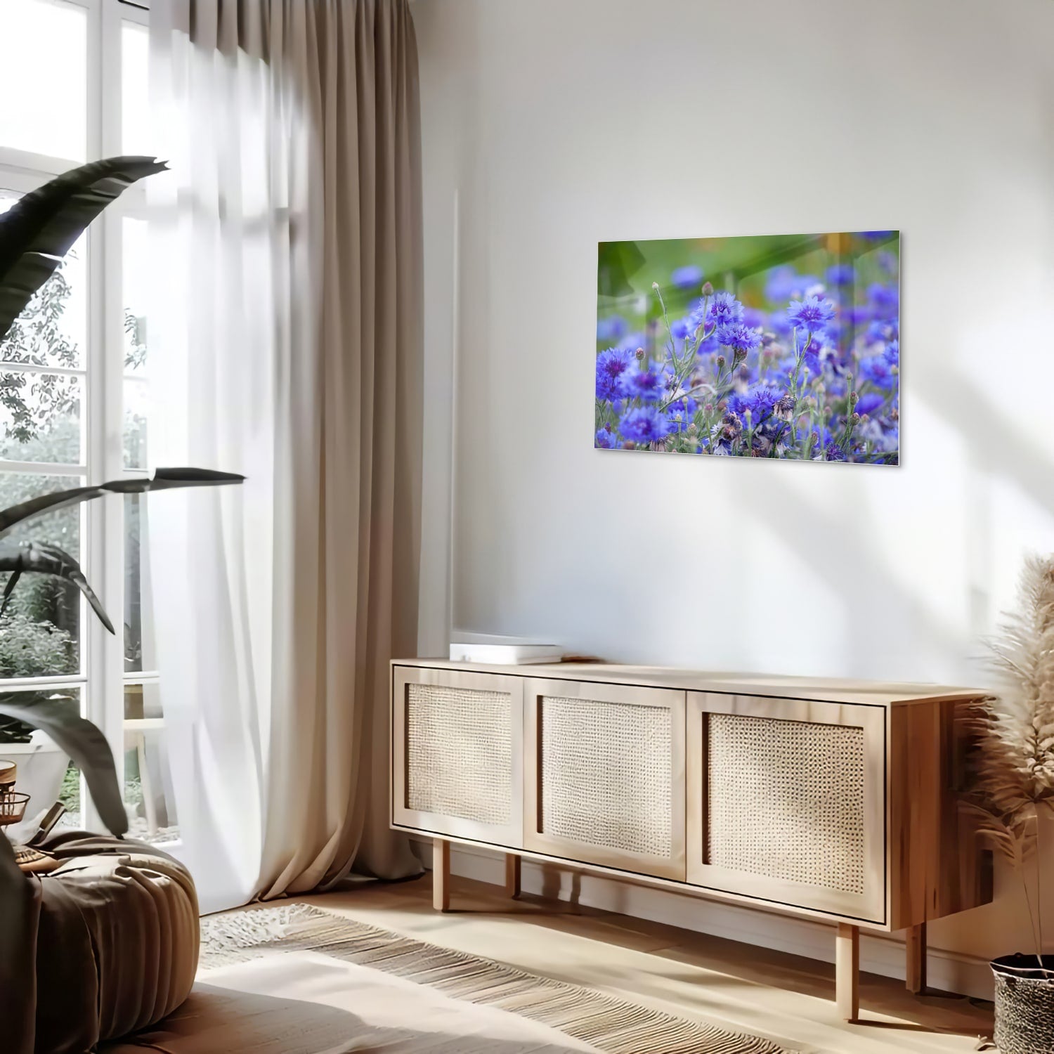 Glazen schilderij met paarse bloemen aan de muur in een lichte woonkamer.