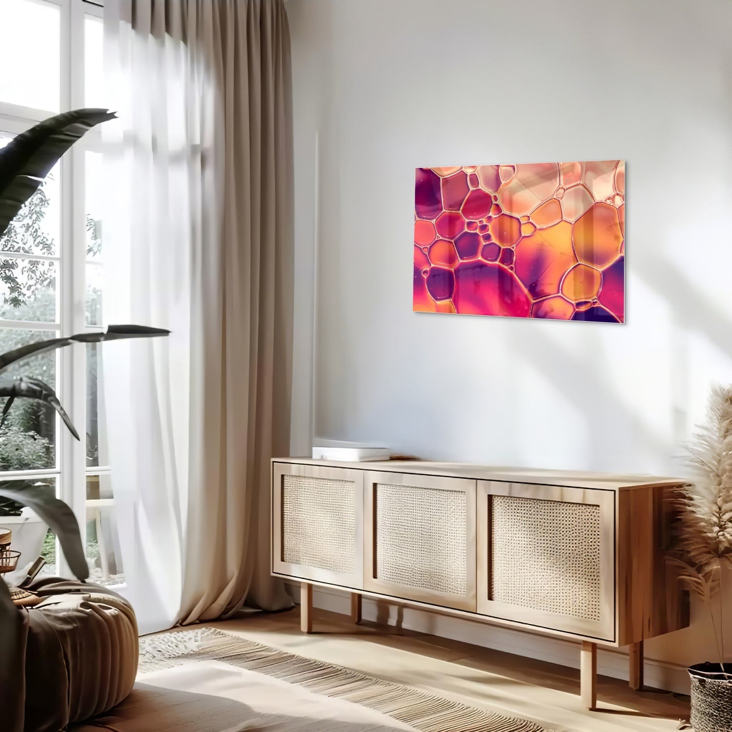 Abstract glazen schilderij met warme tinten in een interieur.