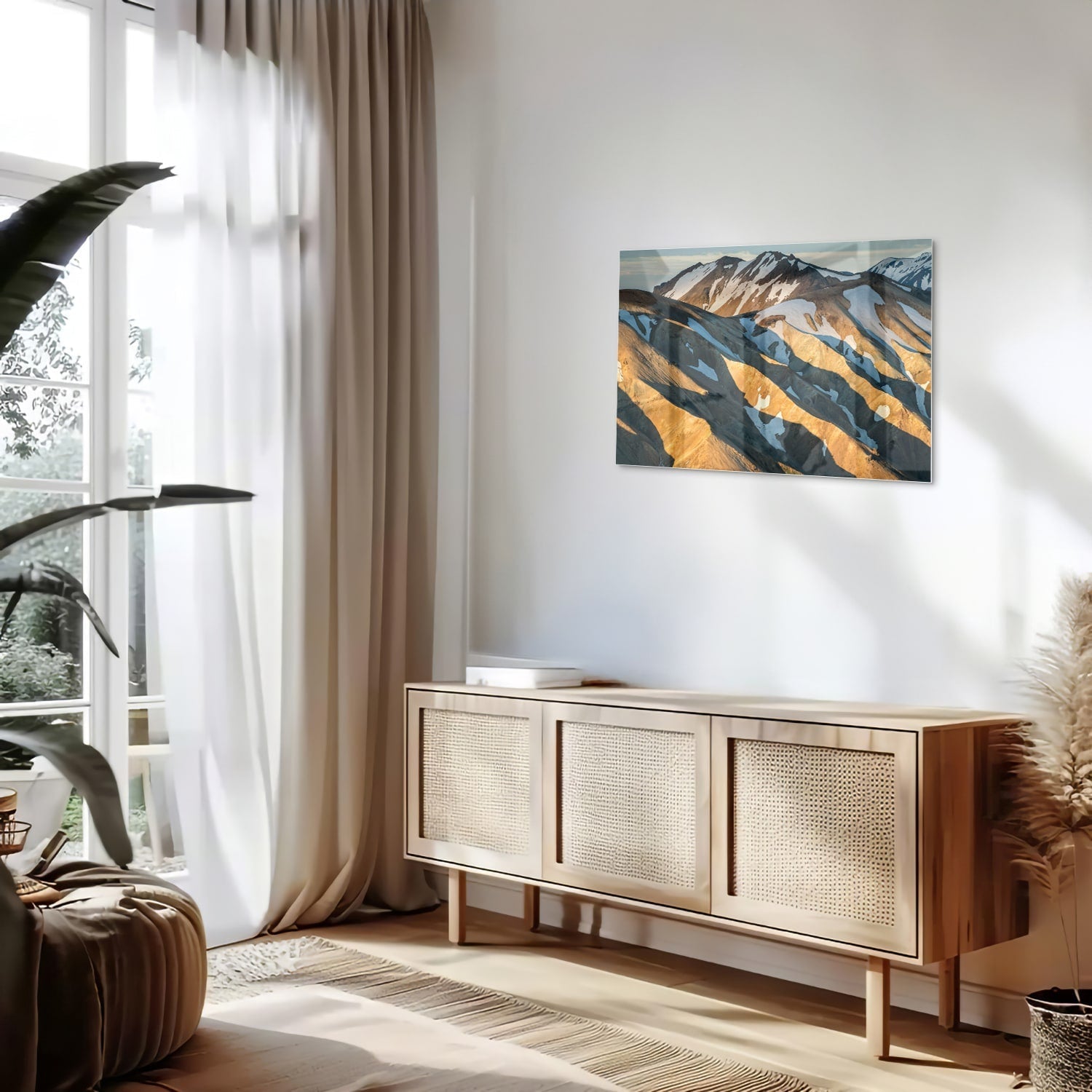Glazen schilderij van bergen in blauw en goud, hanging in een stijlvolle kamer.