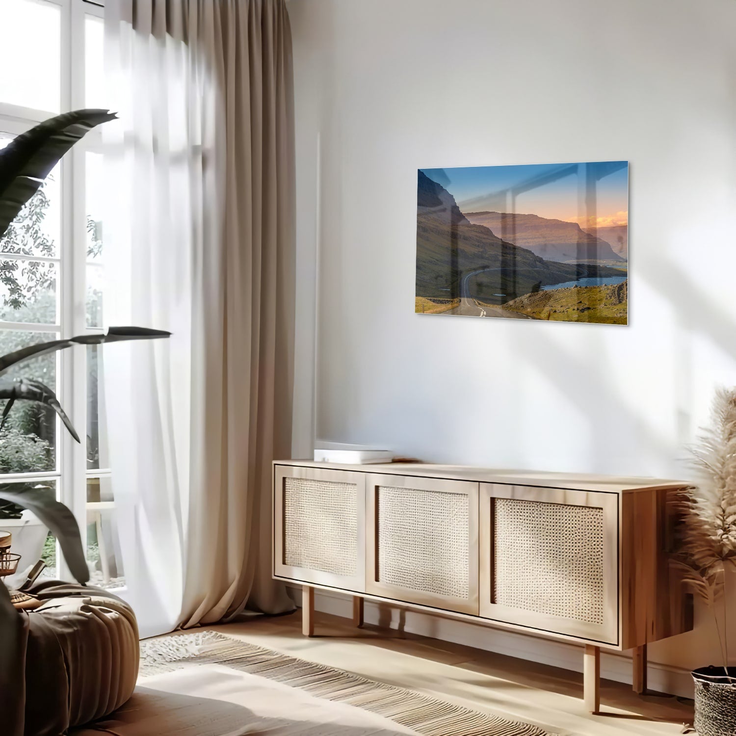 Glazen schilderij met uitzicht op bergen en een rivier in een modern interieur.