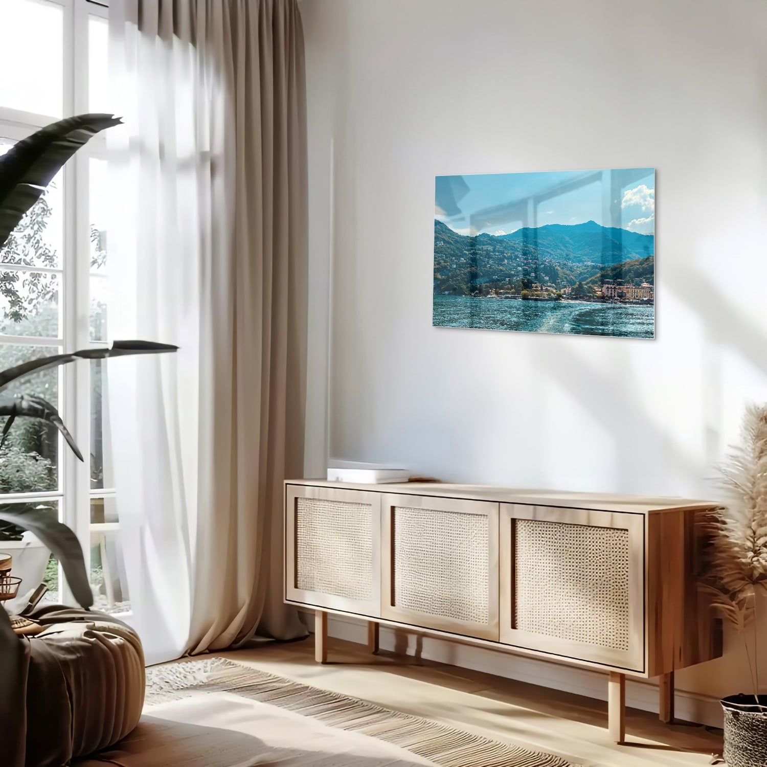 Glazen schilderij met uitzicht op blauwe waterkant en bergen