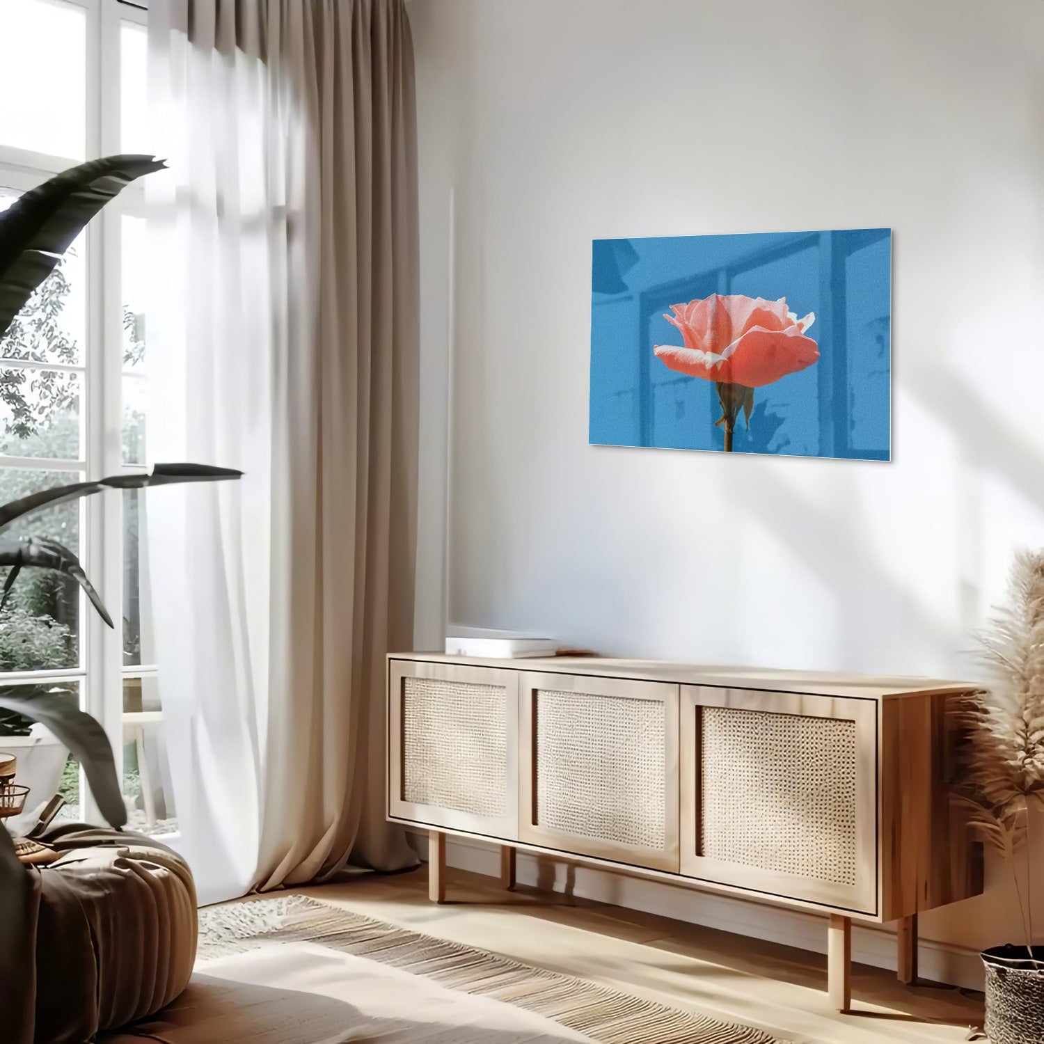 Glas schilderij van een roze roos op een blauwe achtergrond, geschikt voor wanddecoratie.