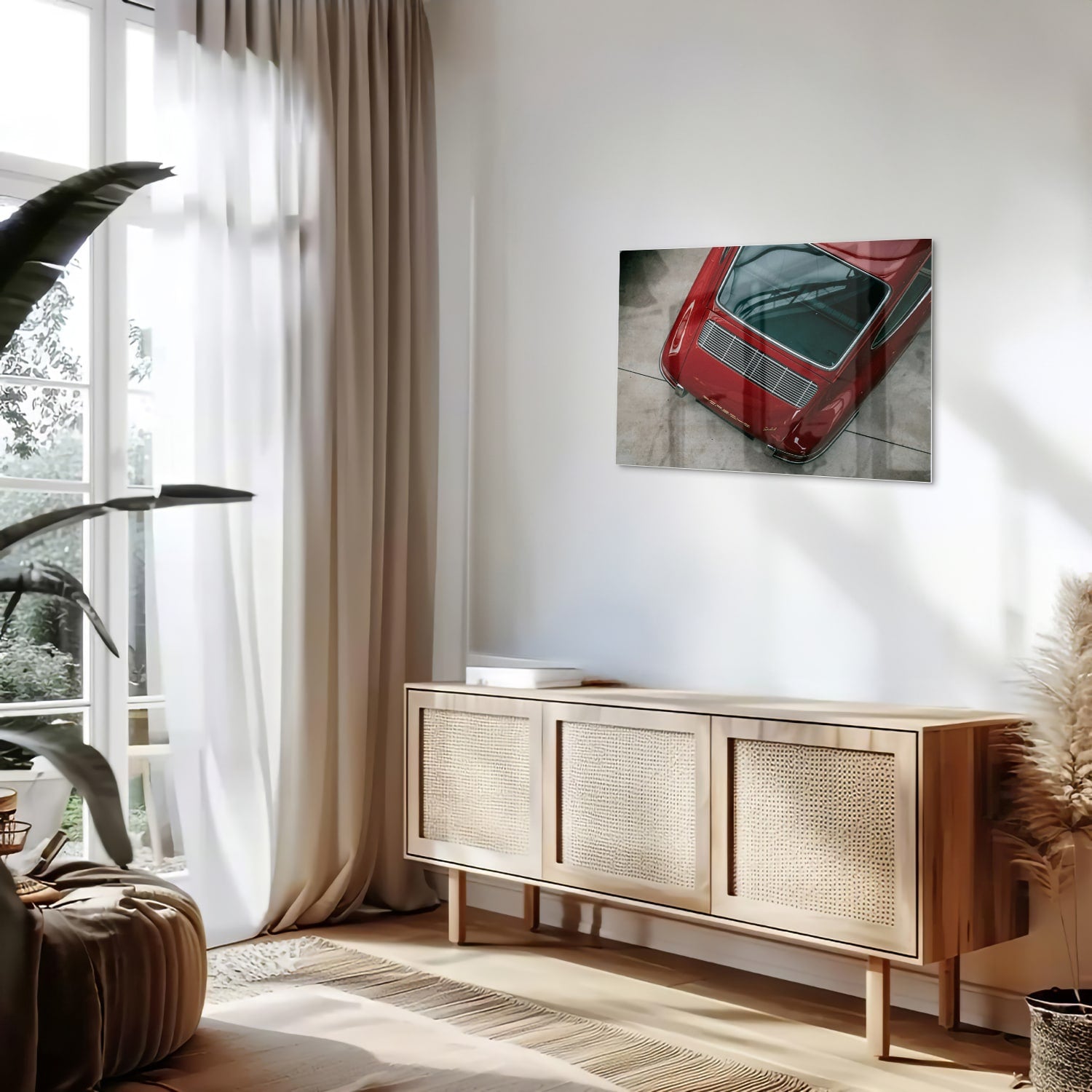 Glazen schilderij van een bovenaf gezien rode auto op een muur.