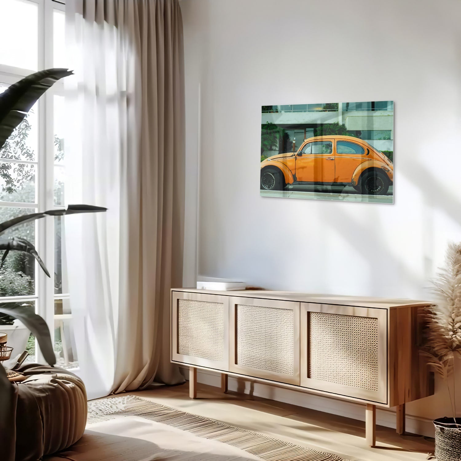 Glazen schilderij van een oranje Volkswagen Kever op een muur
