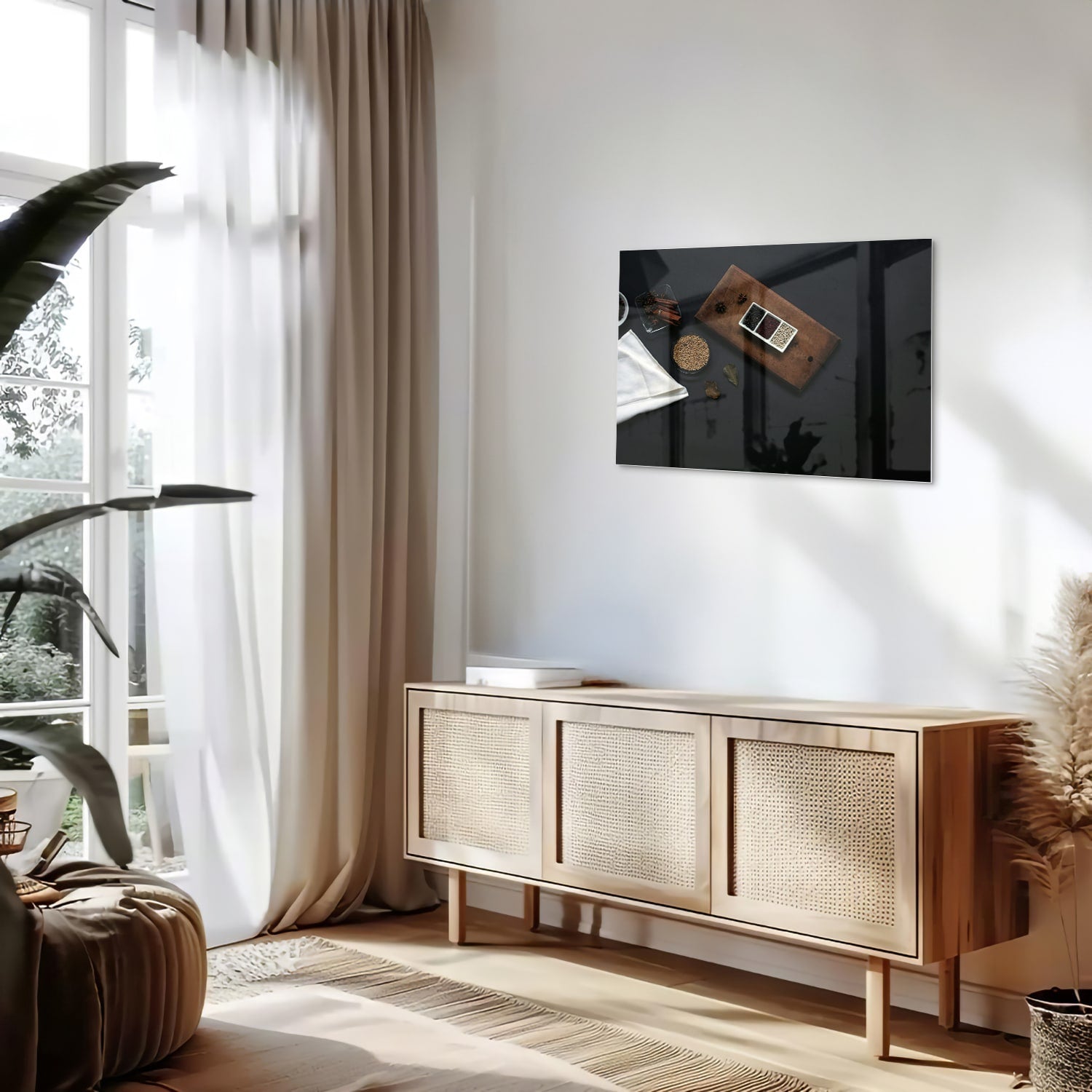Glazen schilderij met een houten plank, koffie en notities op een tafel