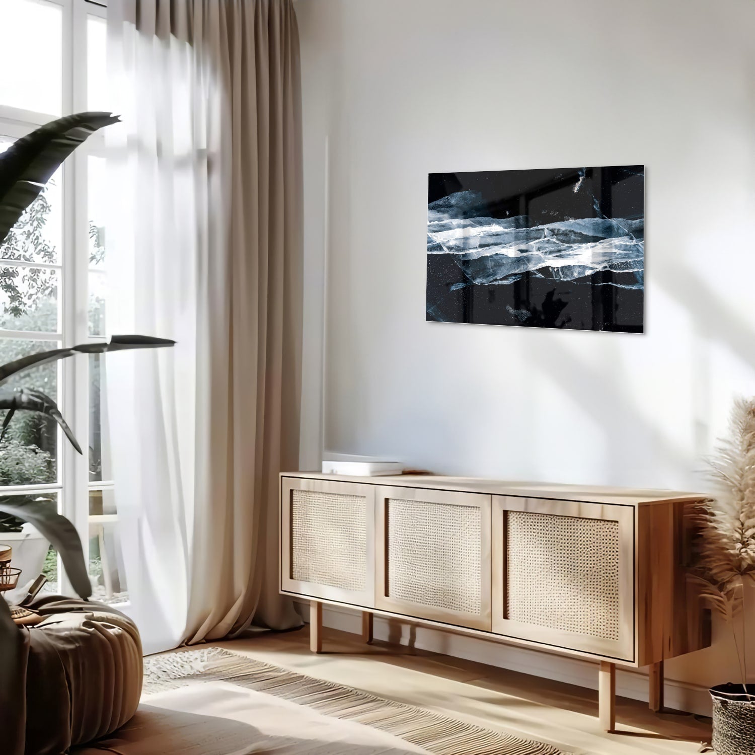 Abstract glazen schilderij in donkere kleuren met blauwe accenten, hangt aan de muur.