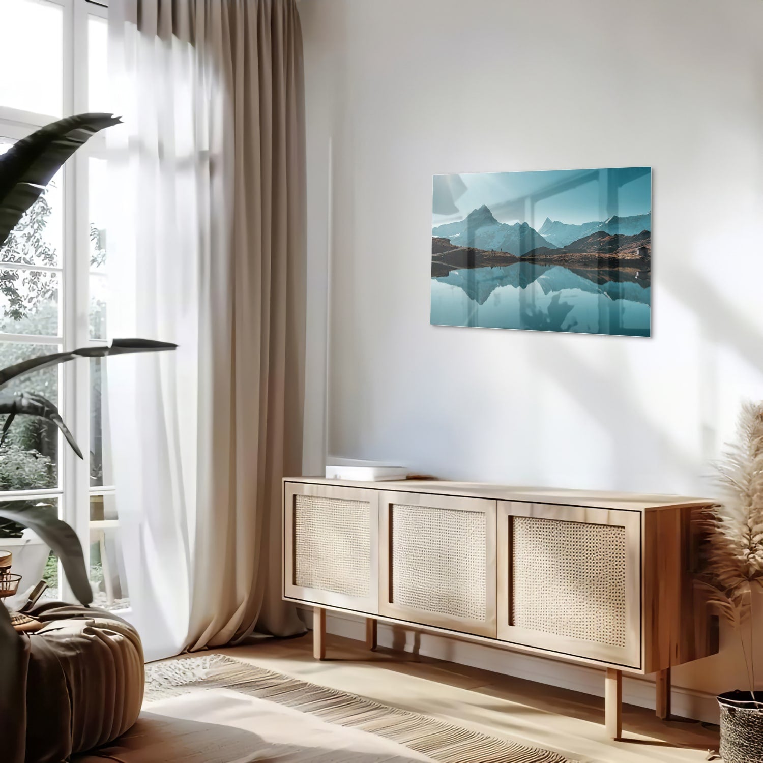 Glazen schilderij met bergen en reflecties in water.