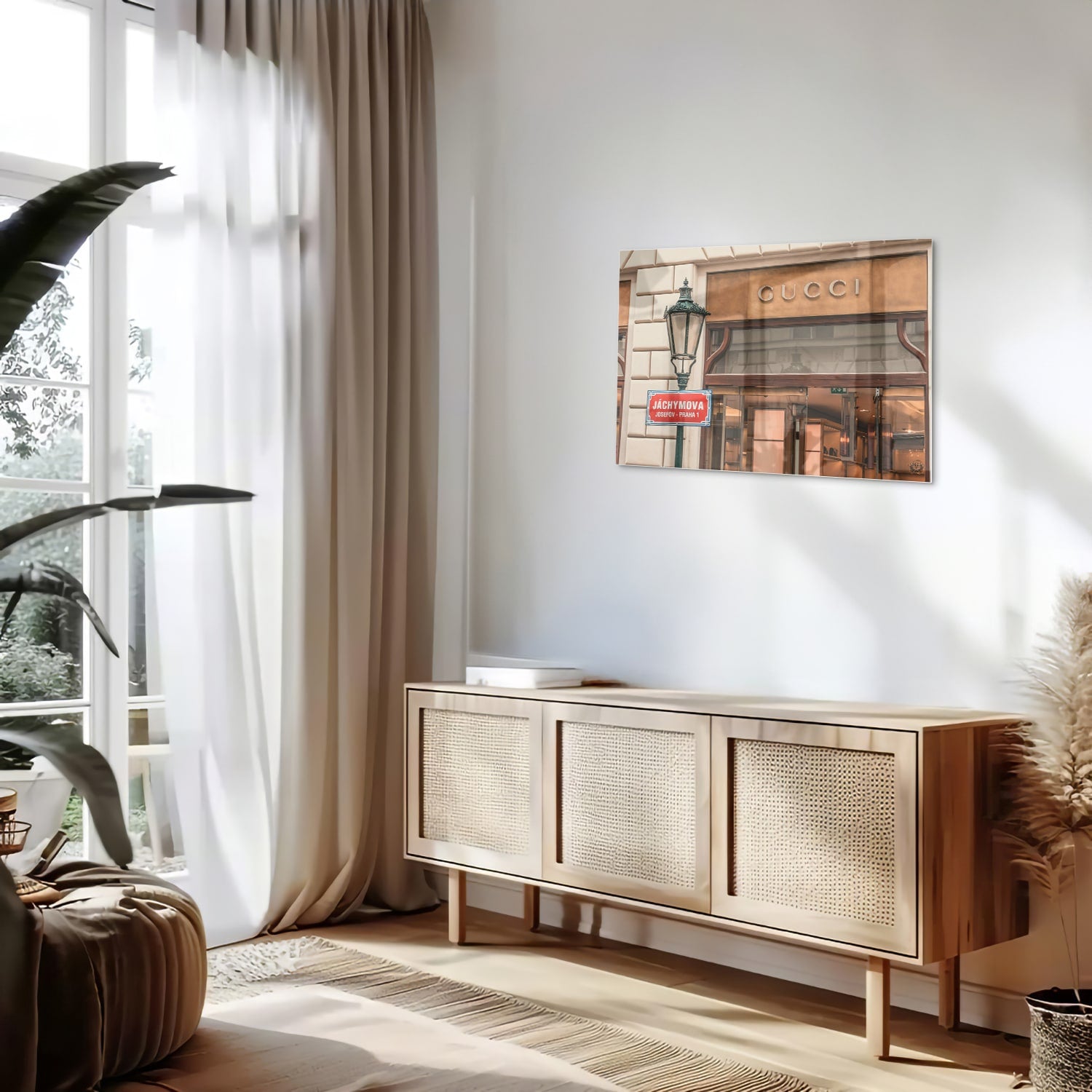 Glazen schilderij met Gucci etalage en vintage lantaarn, perfect voor wanddecoratie.