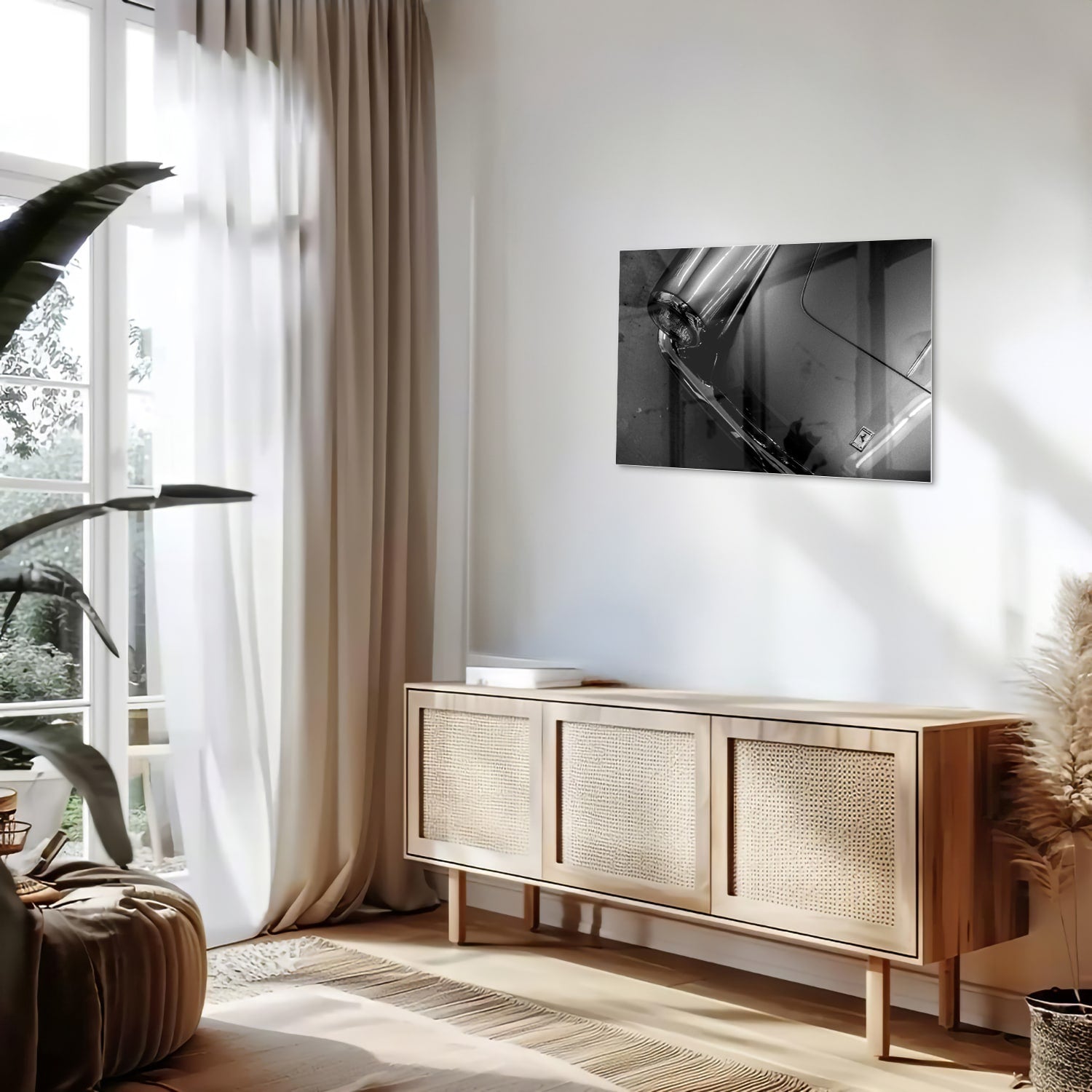 Glazen schilderij met abstracte vormen aan de muur in een stijlvolle kamer.