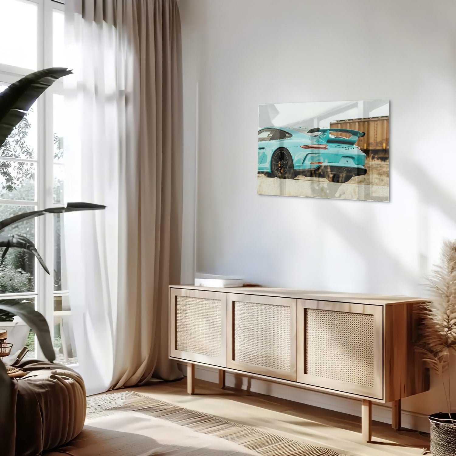 Glazen schilderij van een turquoise sportauto aan de muur in een moderne woonkamer