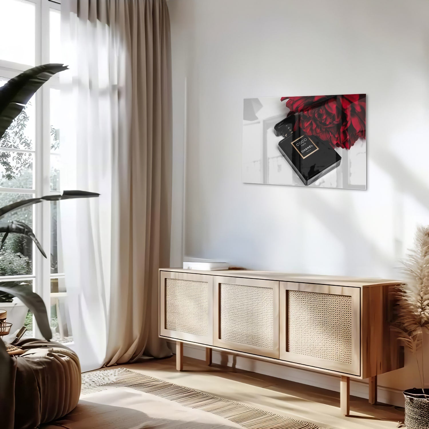 Glazen schilderij van parfumfles met rode bloemen op een witte muur